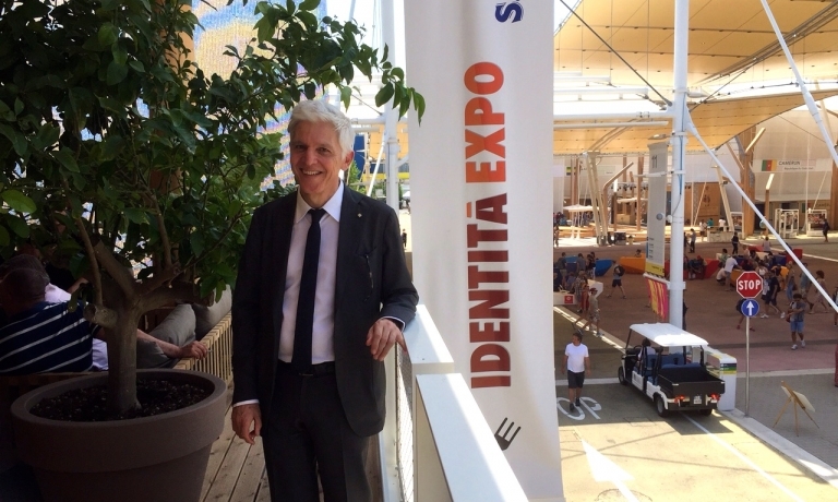 Galleria fotografica






Matteo Renzi, il giorno dell'inaugurazione, a tavola con il ministro Martina e con Massimo Bottura








"E' proprio lui!"








Giuseppe Sala e Francesco Rutelli intervistati da La7 sulla nostra terrazza








Claudio Ceroni di Magenta Bureau, con Sala e Rutelli








Il giornalista Beppe Severgnini








Il Maestro Gualtiero Marchesi, a colloquio con Fabio Abbattista








Giorgio Armani è stato un ospite a sorpresa per il menu di Carlo Cracco








Gianni Morandi al bar di Identità Expo








Danilo Gallinari con Moreno Cedroni








Ribaldone e Bastianich con Elisabetta Serraiotto, responsabile Marketing e Comunicazione del Consorzio Tutela Grana Padano








Felicità, Al Bano!








Gianluca Vialli con tutta la brigata della cucina di Identità Expo





