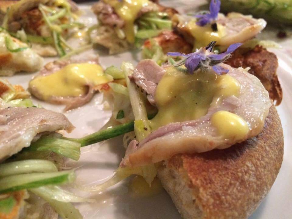 Galleria fotografica






Patrick Ricci, Pomodoro & Basilico, San Mauro Torinese (Torino)

Emozioni - Foie gras con criollo 100%, mostarda di fichi e mousse al caffè. Sottotitolo, l'amore in un morso. Resta in bocca un gusto finale di amaro e dolce, è un po' la sensazione che si prova quando si vive un amore, ma nei momenti un po' tristi, dopo una lite o quando non è corrisposto – foto Luca Appiotti









Simone Lombardi, Dry, Milano

Pizza anguilla al cartoccio, cime di rapa e provola affumicata - Un piatto dalla prevalente nota affumicata data dalla cottura dell’anguilla nel forno a legna. Le cime di rapa ne risaltano: sapidità, grassezza e tendenza amarognola









Leonardo Giannico, Taverna Gourmet, Milano

Pizza polipo e cime di rapa, impasto al nero di seppia – Con vellutata di broccoli calabresi cime di rapa e polipo alla plancia, il tutto accompagnato da un bicchierino di acqua di polipo, lime e pepe nero, per sciacquare la bocca e accompagnare la pizza









Antonio Pappalardo, La Cascina dei Sapori, Rezzato (Brescia)

Pizza da degustazione con tagliatelle di seppia, caco, noce macadamia e frutto della passione - L'abbiamo proposta in anteprima per la serata di beneficienza che abbiamo organizzato a favore della fondazione PInAC ed è piaciuta molto. L'ho creata insieme al mio secondo Matteo Attianese, perché abbiamo visto che in precedenza abbiamo proposto la seppia in alcune pizze ma sempre con poco successo. Quindi cambiando forma alla seppia (prima cotta sottovuoto e poi tagliata con l'affettatrice a mó di tagliatella) ho notato che è stata molto apprezzata









Denis Lovatel, Da Ezio, Alano di Piave (Belluno)

In-fusioni - La pizza inaugura un progetto al quale tengo molto, prevede la creazione di 12 pizze d'autore ideate insieme ad altrettanti importanti chef. Ne proporremo una al mese qui Da Ezio. Questo mese partiamo con una pizza creata insieme a Francesco Brutto di Undicesimo Vineria, premiato di recente come Miglior Chef Emergente del Nordest. Insieme abbiamo pensato una pizza bianca con fiordilatte, topinambur al forno, chips di cavolo nero, succo di cavolo nero, noci e infuso di Pu'er, un particolare tè post-fermentato cinese della regione della Yunnan, che più invecchia e più migliora. Sulla pizza usiamo un Pu'er del 1998 con sentori di noce, cantina, terra e corteccia. In generale è una pizza che gioca sull'armonia e non sui contrasti, i gusti si richiamano a vicenda









Alberto Morello, Gigi Pipa, Este (Padova)

Gennaio nell'orto - La verdura è ovviamente di nostra produzione (broccolo verde, finocchio con aneto, cipolla caramellata, spuma di spinaci e parmigiano, chips di broccolo fiolaro)









Ruggero Ravagnan, Grigoris, Mestre (Venezia)

Cavolo che sarda! - Fiordilatte, cavolo nero, sarda al forno, peperoncino fresco, pane croccante di Petra9, finocchietto









Simone Padoan, I Tigli, San Bonifacio (Verona)

Pizza raperonzoli e pasta di salame - Perché per me è la perfetta trasposizione di ricordi di infanzia in un piatto moderno, capace di attualizzare sapori tradizionali tipici di questo periodo









Renato Bosco, Saporè, San Martino Buon Albergo (Verona)

Aria Affumicata - Aria di pane cotta al vapore con renga affumicata e con crema calda di broccoletto di Custoza. Tradizioni e usanze della cucina veronese vogliono essere riportate in chiave attuale presentando un piatto che si troverà a Saporè nel periodo quaresimale. In molti paesi del Veronese si festeggia la renga (pesce povero) in concomitanza con il mercoledì delle ceneri. Sacro e profano si mescolano









Matto Aloe, Berberè, Bologna (anche Castelmaggiore e Firenze)

Pizza 'nduja di Spilinga, pomodoro, caciocavallo. Una pizza che ha preso posto nei menu di tutte le stagioni in Berberè. Un'evergreen caldo, deciso e accogliente: una pizza del sud









Massimo Gatti, I Due Gatti, Borgo Val di Taro (Parma)

Pizza Don Camillo. E' una delle pizze che comporrà il menu della nuova pizzeria al taglio Pizza di Parma, in posizione centralissima a Parma (apertura entro marzo) che proporremo lungo l'anno con cadenza mensile, per giocare anche con prodotti fuori del nostro territorio in maniera accattivante. E' ispirata alle scorribande e ai luoghi del personaggio di Guareschi: spalla cotta di San Secondo, la crema di Parmigiano-Reggiano (tratto d'unione tra le due province) e le cipolline Borettane (Boretto è un paese nei pressi di Brescello, dove venne sviluppata la storia di Don Camillo) cotte nella Fortana, vino tipico della Bassa Parmense e Reggiana 









Gabriele Bonci, Pizzarium, Roma

Pizza carbonara di carciofi. Una focaccia di cipolle dolci, con sopra una strapazzata di uovo, guanciale e pecorino. Rifinita con qualche carciofo, alla giudia e alla romana. L'ho dedicata a tutte quelle persone che ogni giorno vengono da tutto il mondo per assaggiare la mia pizza. Un boccone di romanità all'ennesima potenza









Stefano Callegari, Sforno, Roma

Bruschetta culo e camicia. Fetta di pane tostato con un velo di burro Occelli, uovo Parisi in camicia e una fetta di culatello Spigaroli sopra. La presenterò da Sbanco, il mio nuovo locale, apertura marzo 2016









Franco Pepe, Pepe in Grani, Caiazzo (Caserta)

Pizza Bucolica. L'ispirazione nasce da un'antica ricetta campana. Alla zucca ed ai fagioli si uniscono il sapore deciso della scamorza affumicata e la nota croccante del radicchio









Ciro Salvo, 50 Kalò, Napoli

50 Kalò (Margherita con scarole). Ingredienti: pomodorini datterini freschi, scarole cotte a vapore, fior di latte di Agerola, olive nere taggiasche, capperi di Salina azienda agrobiologica Salvatore D'Amico, olio extra vergine d'oliva Dop colline salernitane









Enzo Coccia, La Notizia 94, Napoli

Pizza Guardia Costiera. E' una pizza nata in nome della solidarietà per gli uomini e donne della guardia costiera che ogni anno salvano migliaia di vite (profughi). Include mozzarella di bufala, tonno affumicato tagliato sottile, erba cipollina, olio aromatizzao al limone, origano e basilico. Abbinamento consigliato: champagne Jacquesson 738









Gino Sorbillo, Sorbillo, Napoli e Milano

La pizza dell'Alleanza Slow Food. L'incontro di 3 differenti Presidi Slow Food della Campania sulla classica pizza della tradizione napoletana: Pomodoro San Marzano Dop, Salciccia Rossa di Castelpoto e Cacioricotta di Capra Cilentana. Impasto di farina biologica integrale e biologica tipo 0, fiordilatte de Il Casolare di Alvignano; extravergine biologico di Terre Francescane. Cottura a legna









Francesco e Salvatore Salvo, Salvo Pizzaioli, San Giorgio a Cremano (Napoli)

Pizza torzelle e salsiccia affumicata. orzelle del Vesuvio con la salsiccia affumicata a legno di quercia e castagno di nero casertano poggiato su una base bianca di "latte cotto di bufala". E una pizza stagionale,e la ormai rarità dell'ortaggio permettono di proporre questa pizza per un breve periodo da dicembre alla metà di gennaio. Una pizza proposta per il secondo anno ma già un nostro must









Gianfranco Iervolino, Palazzo Vialdo, Torre del Greco (Napoli)

Murzillo. Originariamente è una tapa spagnola che all'epoca serviva per coprire il bicchiere per non far entrare gli insetti nel vino. Io l'ho rivista dal punto di vista del pizzajuolo: Nu Murzillo, "piccolo morso", ha una sapidità del tutto naturale, senza aggiunta di sale. Un giorno che avrò una pizzeria magari farò solo murzilli






