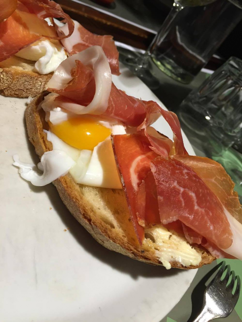 Galleria fotografica






Patrick Ricci, Pomodoro & Basilico, San Mauro Torinese (Torino)

Emozioni - Foie gras con criollo 100%, mostarda di fichi e mousse al caffè. Sottotitolo, l'amore in un morso. Resta in bocca un gusto finale di amaro e dolce, è un po' la sensazione che si prova quando si vive un amore, ma nei momenti un po' tristi, dopo una lite o quando non è corrisposto – foto Luca Appiotti









Simone Lombardi, Dry, Milano

Pizza anguilla al cartoccio, cime di rapa e provola affumicata - Un piatto dalla prevalente nota affumicata data dalla cottura dell’anguilla nel forno a legna. Le cime di rapa ne risaltano: sapidità, grassezza e tendenza amarognola









Leonardo Giannico, Taverna Gourmet, Milano

Pizza polipo e cime di rapa, impasto al nero di seppia – Con vellutata di broccoli calabresi cime di rapa e polipo alla plancia, il tutto accompagnato da un bicchierino di acqua di polipo, lime e pepe nero, per sciacquare la bocca e accompagnare la pizza









Antonio Pappalardo, La Cascina dei Sapori, Rezzato (Brescia)

Pizza da degustazione con tagliatelle di seppia, caco, noce macadamia e frutto della passione - L'abbiamo proposta in anteprima per la serata di beneficienza che abbiamo organizzato a favore della fondazione PInAC ed è piaciuta molto. L'ho creata insieme al mio secondo Matteo Attianese, perché abbiamo visto che in precedenza abbiamo proposto la seppia in alcune pizze ma sempre con poco successo. Quindi cambiando forma alla seppia (prima cotta sottovuoto e poi tagliata con l'affettatrice a mó di tagliatella) ho notato che è stata molto apprezzata









Denis Lovatel, Da Ezio, Alano di Piave (Belluno)

In-fusioni - La pizza inaugura un progetto al quale tengo molto, prevede la creazione di 12 pizze d'autore ideate insieme ad altrettanti importanti chef. Ne proporremo una al mese qui Da Ezio. Questo mese partiamo con una pizza creata insieme a Francesco Brutto di Undicesimo Vineria, premiato di recente come Miglior Chef Emergente del Nordest. Insieme abbiamo pensato una pizza bianca con fiordilatte, topinambur al forno, chips di cavolo nero, succo di cavolo nero, noci e infuso di Pu'er, un particolare tè post-fermentato cinese della regione della Yunnan, che più invecchia e più migliora. Sulla pizza usiamo un Pu'er del 1998 con sentori di noce, cantina, terra e corteccia. In generale è una pizza che gioca sull'armonia e non sui contrasti, i gusti si richiamano a vicenda









Alberto Morello, Gigi Pipa, Este (Padova)

Gennaio nell'orto - La verdura è ovviamente di nostra produzione (broccolo verde, finocchio con aneto, cipolla caramellata, spuma di spinaci e parmigiano, chips di broccolo fiolaro)









Ruggero Ravagnan, Grigoris, Mestre (Venezia)

Cavolo che sarda! - Fiordilatte, cavolo nero, sarda al forno, peperoncino fresco, pane croccante di Petra9, finocchietto









Simone Padoan, I Tigli, San Bonifacio (Verona)

Pizza raperonzoli e pasta di salame - Perché per me è la perfetta trasposizione di ricordi di infanzia in un piatto moderno, capace di attualizzare sapori tradizionali tipici di questo periodo









Renato Bosco, Saporè, San Martino Buon Albergo (Verona)

Aria Affumicata - Aria di pane cotta al vapore con renga affumicata e con crema calda di broccoletto di Custoza. Tradizioni e usanze della cucina veronese vogliono essere riportate in chiave attuale presentando un piatto che si troverà a Saporè nel periodo quaresimale. In molti paesi del Veronese si festeggia la renga (pesce povero) in concomitanza con il mercoledì delle ceneri. Sacro e profano si mescolano









Matto Aloe, Berberè, Bologna (anche Castelmaggiore e Firenze)

Pizza 'nduja di Spilinga, pomodoro, caciocavallo. Una pizza che ha preso posto nei menu di tutte le stagioni in Berberè. Un'evergreen caldo, deciso e accogliente: una pizza del sud









Massimo Gatti, I Due Gatti, Borgo Val di Taro (Parma)

Pizza Don Camillo. E' una delle pizze che comporrà il menu della nuova pizzeria al taglio Pizza di Parma, in posizione centralissima a Parma (apertura entro marzo) che proporremo lungo l'anno con cadenza mensile, per giocare anche con prodotti fuori del nostro territorio in maniera accattivante. E' ispirata alle scorribande e ai luoghi del personaggio di Guareschi: spalla cotta di San Secondo, la crema di Parmigiano-Reggiano (tratto d'unione tra le due province) e le cipolline Borettane (Boretto è un paese nei pressi di Brescello, dove venne sviluppata la storia di Don Camillo) cotte nella Fortana, vino tipico della Bassa Parmense e Reggiana 









Gabriele Bonci, Pizzarium, Roma

Pizza carbonara di carciofi. Una focaccia di cipolle dolci, con sopra una strapazzata di uovo, guanciale e pecorino. Rifinita con qualche carciofo, alla giudia e alla romana. L'ho dedicata a tutte quelle persone che ogni giorno vengono da tutto il mondo per assaggiare la mia pizza. Un boccone di romanità all'ennesima potenza






