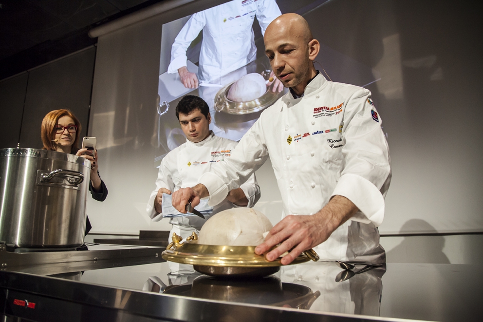 Galleria fotografica






Foto di gruppo: si riconoscono Riccardo Felicetti, Eleonora Cozzella, Davide Scabin, Beppe Rambaldi, Paolo Marchi









Alessandro Negrini









Nicola Fossaceca






