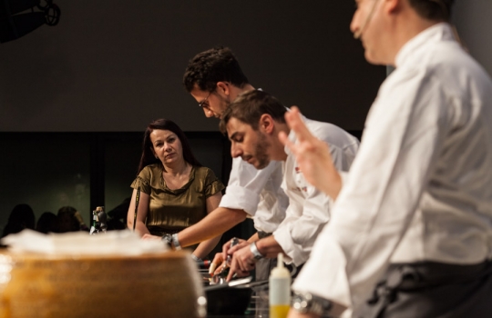 Galleria fotografica






Davide Oldani








Gennaro Esposito e Tonino Cannavacciuolo








Enrico Crippa, chef del Piazza Duomo di Alba, premiato Cuoco dell'anno da Paolo Bombardieri di Nino Negri. Con loro Tarsia Trevisan e Paolo Marchi








La cuoca di Glass Hosteria Cristina Bowerman, premiata da Alberto Zenato della cantina Zenato: è lei Identità Donna 2013








Davide Oldani con il presentatore Stefano Vegliani





