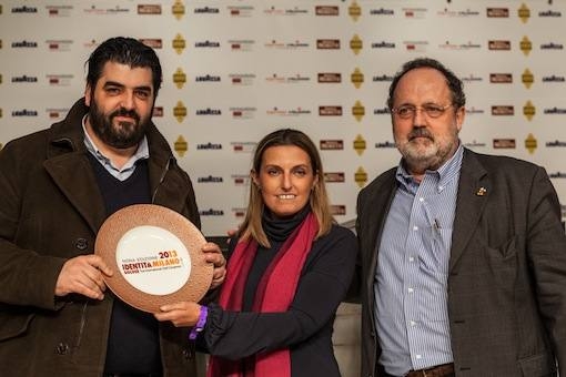 PhotogalleryClaudio Ceroni (di spalle) e Paolo Marchi (a destra) consegnano il premio Amici di Identit&agrave; Golose al giornalista del Corriere della Sera Roberto Perrone, al fotografo Bob Noto e al regista Elvio GorelliDavide Scabin del Combal.Zero di Rivoli ("Pasta e insalata", portata salata) e Nino Di Costanzo del Mosaico del Terme Manzi a Ischia ("Napul &eacute;", portata dolce), premiati per il Piatto dell'anno da Cesare Baldrighi, presidente del Consorzio Grana Padano. All'estrema sinistra, Antonino Maresca, pasticcere dietro a Di CostanzoGiuseppe Iannotti del ristorante Kresios di Telese Terme (Benevento) riceve il premio Vent'Anni da Clement Vachon, International relations, events and communication manager di San Pellegrino. A sinistra Claudio Ceroni di MagentaBureau