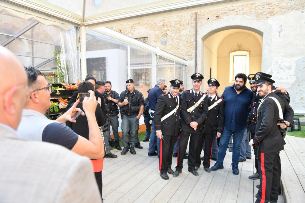 Galleria fotograficaTeatro dell'evento di&nbsp;East Lombardy, il&nbsp;monastero di Ast&igrave;no,&nbsp;Bergamo.&nbsp;E'&nbsp;un complesso conventuale plurisecolare di origine&nbsp;vallombrosana&nbsp;non pi&ugrave; attivo e&nbsp;restaurato nel 2015.
Alcuni degli illustri cuochi che hanno preso parte all'evento. Si riconoscono&nbsp;Carlo Cracco,&nbsp;Chicco Cerea,&nbsp;Tonino Cannavacciuolo&nbsp;e&nbsp;Bobo Cerea
L'affluenza ad "Astino nel Gusto": oltre 4mila partecipanti in&nbsp;3 giorni, 1.100 solo nell'evento di domenica
Ha aperto le danze&nbsp;Antonia Klugmann,&nbsp;L'Argine&nbsp;di Venc&ograve; (Gorizia),&nbsp;proponendo il suo&nbsp;Orzo, farro e radice amara.
Davide Oldani&nbsp;del ristorante&nbsp;D'O&nbsp;di Cornaredo (Milano), al fianco di&nbsp;Lisa Casali.&nbsp;L'autore della cucina Pop ha mostrato a tutti l&rsquo;importanza di lavorare con materie prime buone perch&eacute;, anche se povere, sono in grado di dare origine a piatti emozionanti.
Heinz Beck,&nbsp;La Pergola&nbsp;del Rome Cavalieri, Roma, 3 stelle Michelin,&nbsp;ha preparato &ldquo;Fontana o Pomodoro?&rdquo;: pomodoro, tonno fresco, semi di chia, capperi e chinoa soffiata. Un piatto concettuale, ispirato ai due grandi artisti evocati nel titolo
