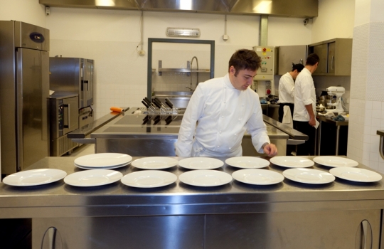 Galleria fotograficaIl Teatro del Gusto, al terzo piano della Citt&agrave; del Gusto del Gambero Rosso a Roma, Il teatro ha ospitato la finale della prima edizione del Premio Birra Moretti Grand Cru.Paolo MarchiFederico de Cesare Viola, giornalista, e Alessandra Medolago, titolare di Cantiere di Comunicazione.Alberto Rini con la sua assistente
&nbsp;La Pasta e fagioli di Alberto Rini
&nbsp;Giovanni Sorrentino con il suo assistente
&nbsp;Il Tiramis&ugrave; di Antonio Cuomo
&nbsp;Baccal&agrave; confit in grasso d'oca con mostarda di zucca al cren e laccatura di Birra Moretti Gran Cru di Daniele Zennaro
&nbsp;Giuliano BaldessariIl Carpaccio di manzo al ginepro di Giuliano BaldessariIl Ghiacciolo di birra di Giuliano Baldessari