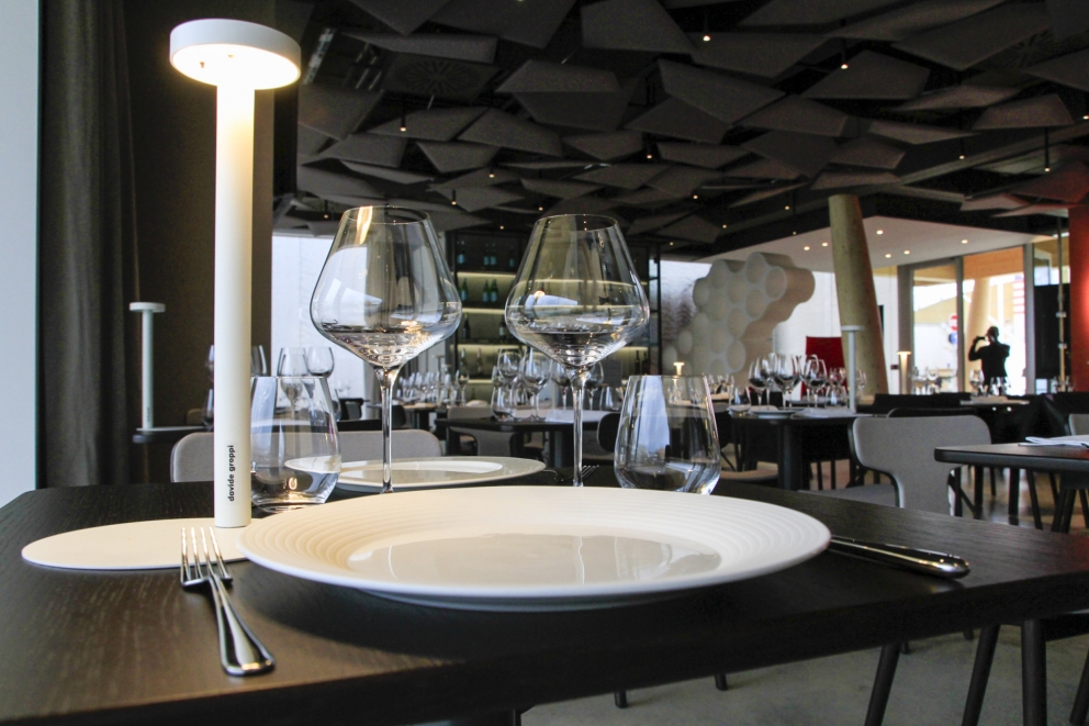 Galleria fotografica






Il piano terra del ristorante di Identità Expo








Fabiano Omodei, bartender della terrazza del S.Pellegrino Cocktail Bar








S.Pellegrino, forma e contenuto di Identità Expo (non solo acqua ma anche le Bibite S.Pellegrino e San Bitter)








Il design degli interni era di Cappellini, azienda fondata nel 1946 (leggi qui)








Le cucine erano firmate Marrone (leggi qui)...








...e Valcucine (approfondimenti qui)








Il light design era a cura di Davide Groppi, approfondimenti qui








Nei calici, i nettari del consorzio Italia del Vino: Cantine Banfi, Cantina Lunae, Cantine Ferrari Fratelli Lunelli, Sartori, Zonin1821, Gruppo Italiano Vini, Librandi, Marchesi di Barolo, Medici Ermete & Figli, Santa Margherita, Drei Donà e Terredora





