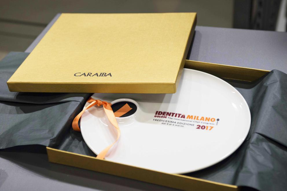 Galleria fotografica






Il viaggio nel mondo di Grana Padano è iniziato il primo giorno di congresso con due degustazioni orizzontali tenute dal Consorzio di Tutela ed è terminato con lo chef Andrea Ribaldone e i suoi sfiziosissimi finger food. La domenica Matteo Baronetto (nella foto con gli GnamBox ed Elisabetta Serraiotto, responsabile Marketing di Grana Padano) ha preparato originali tapas ideate per l'occasione, mentre per la giornata di chiusura il maestro Franco Pepe ci ha regalato la sua personale interpretazione della pizza fritta con il Grana Padano









Durante la pausa lavori, dalle 13 alle 15, lo spazio S.Pellegrino ha offerto ai visitatori del congresso la degustazione di un piatto d’autore: il sabato di Paolo Griffa e Alessandro Rapisarda (nella foto), finalisti rispettivamente della prima e della seconda edizione di S.Pellegrino Young Chef, la domenica un dolce di Loretta Fanella e lunedì il piatto Carciofo&Carciofo di Cristina Bowerman. Domenica alla tavola rotonda Coltivare il talento gli chef Cristina Bowerman, Caterina Ceraudo, Loretta Fanella, Anthony Genovese, Davide Oldani, Ciccio Sultano, Paolo Griffa e Alessandro Rapisarda hanno raccontato storie di successo tra maestri e allievi. E poi è stata da non perdere la specialissima Experience Box...









Giovanni Pellegrino, Alberto Basso e Giuseppe Lo Iudice (nella foto), giovani talenti del Premio Birra Moretti Grand Cru, hanno proposto le loro creazioni ideate in abbinamento con Birra Moretti Grand Cru, rispettivamente: Beer Donuts con Birra Moretti La Bianca, Pancia di maiale iberico, luppolo e Birra Moretti Grand Cru e Anatra alla Birra Moretti Lunga Maturazione, anche in abbinamento









Le miscele iTierra! Origins, in cui si coniugano eccellenza del prodotto, rispetto per l’ambiente e attenzione al sociale e la special edition di “Kafa”, uno dei caffè più pregiati al mondo che nasce nella foresta etiope, sono stati i  protagonisti dello spazio espositivo Lavazza, che ha ospitato un ’esperienza sensoriale con esclusivi aperitivi di food pairing firmati dallo chef Cesare Battisti e dal bartender Dennis Zoppi. A stupire i visitatori l’esclusiva auto “stellata” Smart Forfood, primo ristorante su quattro ruote nato dalla collaborazione tra Lavazza, Mercedes-Benz Italia, Michelin, Focaccia Group e Medici Style, sotto la direzione creativa di Davide Oldani (foto)









Allo stand di Vino Libero & Compagnia, il gruppo Fontanafredda (nella foto, Andrea Farinetti) ci ha raccontato la biodiversità agroalimentare italiana con un viaggio di degustazioni attraverso l’Italia del vino, tra le regioni più importanti del panorama enologico italiano, dal Piemonte fino alla Sicilia









Dopo 4 anni dalla prima edizione è tornato Bread Religion nello spazio Petra Molino Quaglia. Cuochi, pizzaioli, pasticcieri e panettieri hanno accompagnato gli ospiti del congresso lungo un viaggio di profumi e sapori che parte dal grano. Pagnotte da affettare, ciabatte alveolate, focacce salate e dolci lievitati, panini morbidi o con la crosta, impasti di lievito madre con farine Petra macinate a pietra o biologiche, con e senza glutine: queste le forme del pane che i professionisti ospiti hanno farcito per interpretare la loro idea del “viaggio”









Le Cantine Ferrari hanno scelto Identità Golose per continuare il percorso di approfondimento sull’Arte dell’Ospitalità avviato lo scorso anno con The World’s 50 Best Restaurants. Il tema dell’accoglienza, molto sentito da Ferrari che da anni si impegna a valorizzare l’importante ruolo della sala, è stato raccontato sul palcoscenico dell’Auditorium alla scoperta degli elementi che rendono indimenticabile l’esperienza gastronomica. Nella giornata di lunedì lo spazio Ferrari ha offerto degustazioni di Riserve Trentodoc: Perlè, Perlè Bianco, Perlè Nero e Perlè Rosè, abbinati alle creazioni di Alfio Ghezzi, del ristorante Locanda Margon di proprietà della famiglia Lunelli (nella foto, Matteo Lunelli a Identità Milano)









Regione Lombardia ha presentato i suoi prodotti agroalimentari di qualità, un’ampia rappresentanza che si colloca ai primi posti a livello nazionale: 34 prodotti Dop e Igp, 249 prodotti tradizionali di valenza storica, 41 vini tra Docg, Doc e Igt. Allo stand di Regione Lombardia si sono alternati produttori della Valtellina, del territorio comasco e dell’Oltrepò Pavese con degustazioni dei migliori prodotti e vini locali









Il Pastificio Felicetti ha fatto viaggiare la pasta coinvolgendo tre grandi chef al Monograno Diner: Carlo Cracco (nella foto, con Paolo Lopriore) ha presentato un piatto di pasta in chiave italiana, Giorgio Nava ha proposto una cucina sudafricana e Luca Fantin una ricetta ispirata ai sapori del Giappone. Un viaggio tra i sapori del profondo sud e dell’estremo oriente che parte da casa, dall’Italia. Ogni giorno si sono alternati ai fornelli tre giovani cuochi italiani: Lucia Tellone, Sara Preceruti e Antonio Colombo, per interpretare il nuovo nato in casa Felicetti: Il Valentino, lo spaghettone dalle dimensioni più generose









Si è aperto con un omaggio a Iginio Massari (nella foto) l’importante programma dedicato alla pasticceria d'autore che ha visto Valrhona protagonista al congresso. Dossier Dessert è stata l’occasione per osservare il mondo delle pasticcerie secondo la prospettiva internazionale che caratterizza l’approccio di Valrhona, da sempre impegnata a valorizzare l’innovazione e la creatività ponendo al centro il lavoro di tanti giovani professionisti









Alce Nero ha accolto il tema del viaggio costruendo un percorso che parla di materie prime biologiche e di luoghi in cui vengono coltivate. I visitatori hanno incontrato sapori e territori attraverso quattro diverse degustazioni di 12 prodotti, scandite ogni giorno al ritmo di colazione con yogurt, miele e frollini, pranzo con pasta, riso e cereali, merenda con cioccolato, composte di frutta e succhi e aperitivi con olio extravergine di oliva, pomodori e nettari di frutta









Lo spazio espositivo di Autogrill ha ricostruito Bistrot, l’innovativo concept realizzato in collaborazione con l’Università degli Studi di Scienze Gastronomiche di Pollenzo per valorizzare i prodotti tipici e il recupero delle pratiche artigianali. Per accompagnare i visitatori in un immaginario “viaggio lungo un giorno” è stato ricreato un “open-lab” dove riflettere sui nuovi trend del food, attraverso i vari momenti della giornata









«Identità di Champagne è l’appuntamento imperdibile per scoprire il prestigio della più antica Maison de Champagne» ha affermato Andrea Pasqua (nella foto), senior brand manager di Ruinart in Italia. Quest’anno il protagonista è Ruinart Rosé, l’espressione golosa del gusto Ruinart, un elegante connubio tra lo Chardonnay e il Pinot Noir. Le creazioni enoiche dello chef de caves Frédéric Panaiotis hanno mostrato la versatilità dell’abbinamento tra l’alta gastronomia e le bollicine francesi con tre degustazioni giornaliere nel Ruinart Lounge









Berto’s, partner ufficiale per la realizzazione di tutti gli impianti di cottura, ha presentato La Cucina, una nuova divisione su misura che esalta i valori dell’unicità. Vera protagonista sul palcoscenico dell’Auditorium, La Cucina è uno strumento unico, disegnato e realizzato in esclusiva. Allo stand Berto’s si sono alternati cooking show di Paolo Cappuccio, Nicola Dinato e Alessandro Borghese. «Le nostre cucine viaggiano in più di 90 paesi da oltre 40 anni – ha spiegato Enrico Berto - La contaminazione con le altre culture e gli altri mondi è stata fondamentale per portare l’azienda a sviluppare il prodotto che abbiamo presentato a Identità Golose»









Besser Vacuum ci ha illustrato tecniche di cottura sottovuoto e cooking show con degustazioni degli chef Paolo Cappuccio (nella foto) e Marco Marras, assieme alla presentazione del libro dello chef Cappuccio Carne e Foie Gras – Tecniche di cottura e design del piatto, un manuale-ricettario sulle cotture sottovuoto









Anche quest'anno continua la collaborazione con Bragard che ha vestito gli chef con la nuova giacca Grand Chef, che affianca alla versione classica in cotone Piuma Premium il modello Allure in cotone nanotecnologia, novità presentata al congresso assieme alla linea Premium Alain Ducasse By Bragard, nata dalla collaborazione con lo chef tristellato Alain Ducasse






