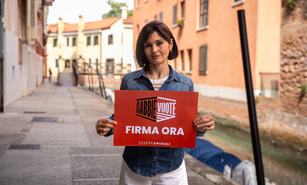 Basta gabbie negli allevamenti intensivi: Chiara Pavan sostiene la proposta di legge di Essere Animali