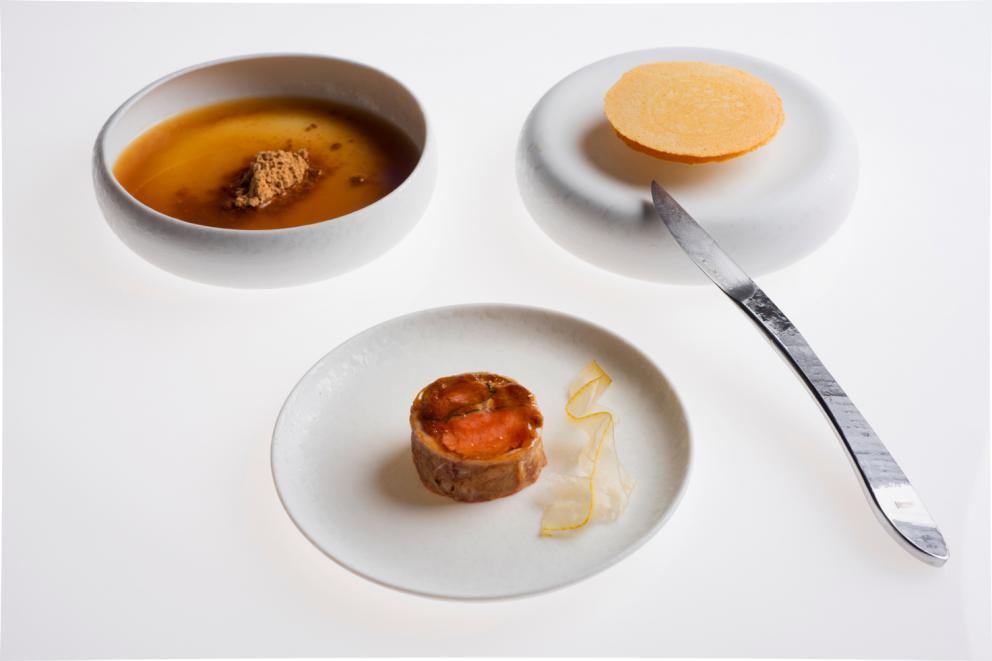 Galleria fotografica






Filetto di cinghiale con fave, pecorino e mele caramellate al vino rosso
Manuel Bentivoglio – chef dell’Agriturismo Roccamaia a Pievebovigliana (Macerata) 









Pancia di Capretto, Cicala di mare "gonfiata" al Bergamotto, Cilantro, Lampascione e Mosto Cotto di Fichi
Vincenzo Dinatale – sous chef al Ristorante Il Pellicano dell’Hotel Il Pellicano a Porto Ercole (Grosseto) 






