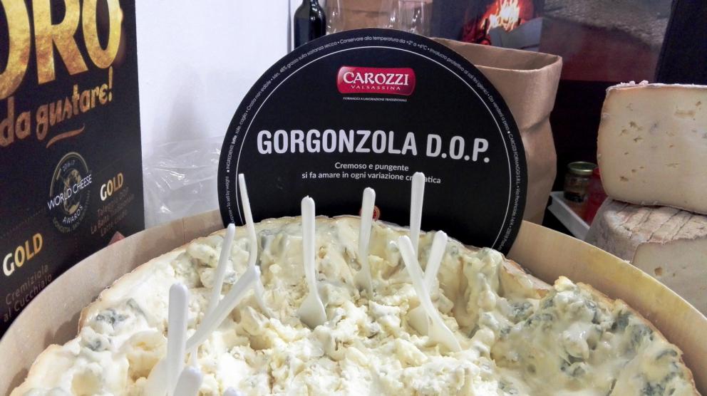 Galleria fotografica






Acetaia Giusti - Il Gran Deposito Aceto Balsamico di Giuseppe Giusti, la più antica azienda produttrice di Aceto Balsamico di Modena fondata nel 1605, ha portato al congresso l’intera Collezione Storica Giusti, una selezione di pregiati aceti balsamici invecchiati fino a 100 anni, assieme a un panettone all’aceto balsamico creato per Acetaia Giusti dall’Antica Pasticceria Muzzi. «Il nostro aceto è sempre in viaggio – ci ha raccontato Claudio Giusti – E' molto interessante vedere come viene utilizzato nelle cucine fusion di tutto il mondo, in Giappone, in Korea e nelle cucine americane e sudamericane». A Identità Golose il Banda Rossa, un aceto balsamico che invecchia in antiche botticelle risalenti al 1600, è stato in assoluto il preferito dagli chef









Agrimontana - Con Agrimontana abbiamo fatto un viaggio tra estetica, ragione e sentimento grazie a diversi appuntamenti con il pastry consultant Emmanuele Forcone che ci ha fatto scoprire forme e strutture in pasticceria; Andrea Tortora, pastry chef, che ha fatto la colomba, preparato la colazione e reinterpretato il pandoro; Diego Crosara, pastry consultant, che ha preparato un Gelato e cioccolato tra dolce e salato; e lo chef Marco Perez che ci ha mostrato un “cibo da favola” in un gioco di molteplici sapori dal gusto unico. Protagonisti i frutti della natura: zenzero candito, amarena chiara, albicocche, pere e olive siciliane candite









Alaska Seafood Marketing Institute (ASMI) - Presenti allo stand di Alaska Seafood i pesci che rappresentano l'eccellenza del gusto, il trionfo della naturalità e, soprattutto, della qualità. Abbiamo scoperto la raffinatezza dei prodotti ittici dell'Alaska: salmone selvaggio, black cod, granchio reale e ikura. Alessio Taffarello, chef di Lile in cucina, ha preparato deliziosi finger food con alcune di queste prelibatezze. Un viaggio meraviglioso dove l'alta qualità della materia prima e la libertà creativa dello chef hanno creato un'esperienza gustativa indimenticabile









Ambasciatori del Gusto - Presenti al congresso anche gli Ambasciatori del Gusto: cuochi, ristoratori, pizzaioli, sommelier, persone di sala, pasticcieri e gelatieri che attraverso il proprio mestiere si sono distinti nella valorizzazione del patrimonio agroalimentare ed enogastronomico italiano. L’associazione Ambasciatori del Gusto è una realtà senza scopo di lucro, espressione dell’eccellenza della ristorazione e della pasticceria italiana









Angelo dello chef - Angelo e Roberta Castellani hanno presentato tutto ciò che può essere utile per uno chef e ristoratore: arredo tavola, forniture complete per cucine professionali, pregiate porcellane, tutto per il finger food, macchinari, specialità alimentari e articoli per la pasticceria









Antica Corte Pallavicina - Come ogni anno i fratelli Spigaroli ci hanno proposto un viaggio di gusto tra i migliori salumi della Bassa Parmense. In primis il mitico culatello di Zibello che ora come 500 anni fa viene prodotto naturalmente, senza conservanti e affinato nelle cantine dell’Antica Corte Pallavicina. La proposta di salumi ha visto inoltre protagonisti il salame gentile, la mariola, il lardo di maiale nero e il “fioccaccio”, assieme a un culatello di Suino Nero di Parma 36 mesi abbinato a un metodo classico della cantina Berlucchi









Artmenu Factory - Con Artmenu Factory abbiamo intrapreso un viaggio all’insegna della qualità e del made in Italy: portamenu e carte dei vini nei materiali più svariati, dall’ecopelle stile canvas all’ecopelle imitazione legno. Lontana da qualsiasi criterio di standardizzazione, l’azienda lavora rigorosamente a mano le proprie realizzazioni coniugando sempre eleganza e funzionalità









Associazione Le Soste - L’associazione Le Soste riunisce ottantacinque tra i migliori ristoranti di cucina italiana nel nostro Paese e nel Mondo. L’idea originaria prese forma nel 1982 durante una cena tra ristoratori amici: alcuni tra i maggiori chef italiani stabilirono di incontrarsi periodicamente per condividere spunti e progetti sull’enogastronomia italiana d’eccellenza e rendere noti ai propri clienti i ristoranti che perseguivano quotidianamente gli ideali di cultura gastronomica, convivialità, accoglienza, cortesia e raffinatezza. Il modello di riferimento furono dal principio le grandi associazioni francesi come Traditions et Qualité e Relais Gourmands. Da allora tanti anni sono passati, ma lo spirito di amicizia tra i diversi soci, nonché il percorso comune teso all’alta qualità, animano ancora oggi i membri Le Soste









Azienda agricola San Pietro a Pettine - L’azienda agricola San Pietro a Pettine è stata presente a Identità Milano 2017 per rappresentare l’Umbria e per raccontare l’eccellenza di un territorio che sta vivendo un momento difficile. Allo stand si sono alternate degustazioni di specialità gastronomiche al tartufo, tra cui il succo di tartufo nero pregiato, ultimo nato in azienda, che ha fatto il suo debutto al congresso









Azienda agricola Valier - Daniele Valier è stato il primo a credere nella valorizzazione della noce verde e ora la sua azienda agricola Valier è la prima e unica a livello nazionale a lavorarla e valorizzarla in ogni sua stagionalità. Allo stand dell’azienda abbiamo conosciuto l’intera linea di prodotti Noce Verde e Noce Secca: farina e pasta di noci, noci sgusciate e olio di noce estratto a freddo dalla spremitura della noce Lara prima qualità









Berlucchi - Berlucchi ha accolto gli ospiti nella sua lounge all black dove, oltre all’assaggio di ’61 Brut, Satèn e Rosè, si sono tenute degustazioni di audaci abbinamenti di salmone Upstream, culatello da maiale nero affinato 36 mesi dell’Antica Corte Pallavicina, con ’61 Nature 2009, Franciacorta non dosato, affinato 5 anni sui lieviti. Cristina Bowerman di Glass Hostaria ha deliziato il pubblico con tre finger in un originale “elogio della purezza”









Bonaventura Maschio - Prime Uve, il prodotto simbolo di Bonaventura Maschio, ha ispirato i cocktail dei bartender in abbinamento alle creazioni di grandi chef. Marco Russo e Wicky Priyan, Flavio Angiolillo e Moreno Cedroni, Mattia Pastori e Marcello Trentini sono stati i protagonisti di “Alambicchi, sorsi e assaggi”, le degustazioni ispirate all’uso versatile di Prime Uve che Bonaventura Maschio ha proposto ogni giorno presso lo stand. Per Prime Uve sono stati anche studiati dei cocktails da Noi di Sala, in particolare da Marco Civitelli e Abdel El Attaoui di Ceresio 7. «Abbiamo raccontato il tema del viaggio con i nostri prodotti e la loro diversità d’origine: alcuni, come la grappa, sono tradizionalmente italiani, altri sono dei gin che parlano un’altra lingua ma noi li abbiamo reinterpretati in chiave tricolore – ci hanno spiegato Anna e Andrea Maschio - I nostri prodotti per la mixology hanno fatto un viaggio che parte dal Messico, dai Caraibi, dall’Inghilterra, dall’Irlanda, per arrivare fino a noi»






