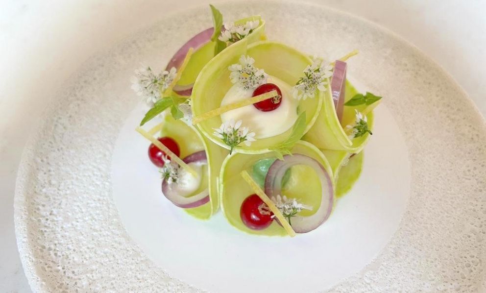 L’estate a tavola: Carpaccio di zucchina trombetta, aioli e lattuga di mare di Antonio Buono