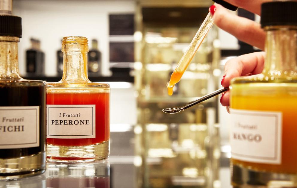 Galleria fotograficaVecchia e nuova gamma di prodotti De Nigris
Quelli per&nbsp;condire quotidianamente...
Quelli per&nbsp;esaltare i sapori
Quelli per&nbsp;sorprendere il palato
E infine quelli per&nbsp;fare bene alla salute e all&rsquo;ambiente
Brand rinnovato
Il nuovo sito
L'e-commerce
Lo store di corso Magenta a Milano
