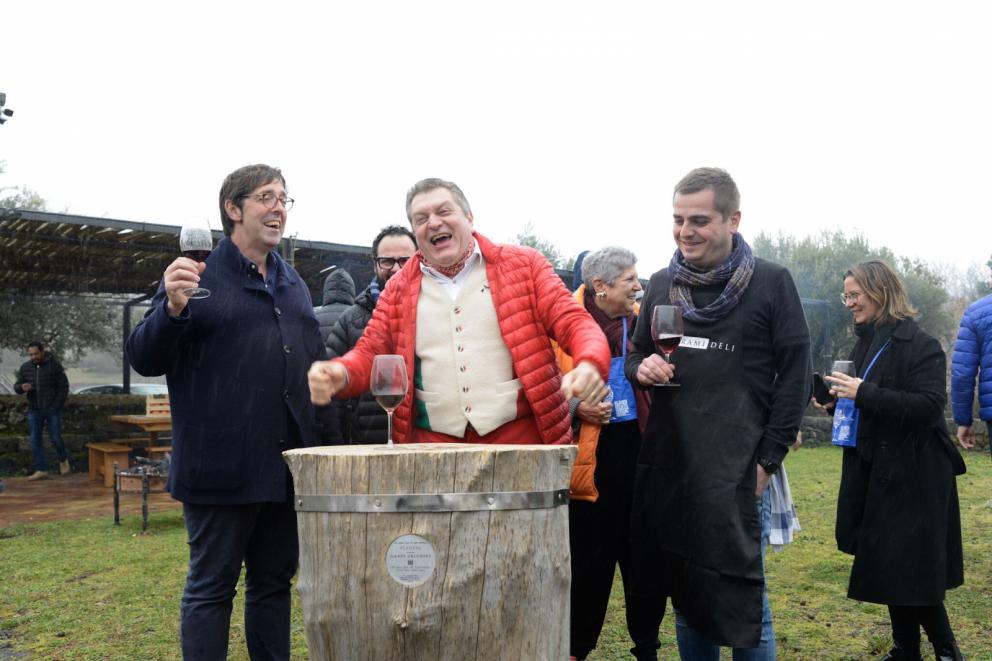 Galleria fotograficaGiuseppe Indorato,&nbsp;dell&rsquo;azienda&nbsp;Nero Maialino&nbsp;di Adrano (Ct), prepara le sue prelibatezze. Tutte le foto sono di Salvo Mancuso
Dario Cecchini e Pawel Sacha
Luciano Pennisi e Giovanni Santoro, chef dello Shalai
Saro Pennisi
