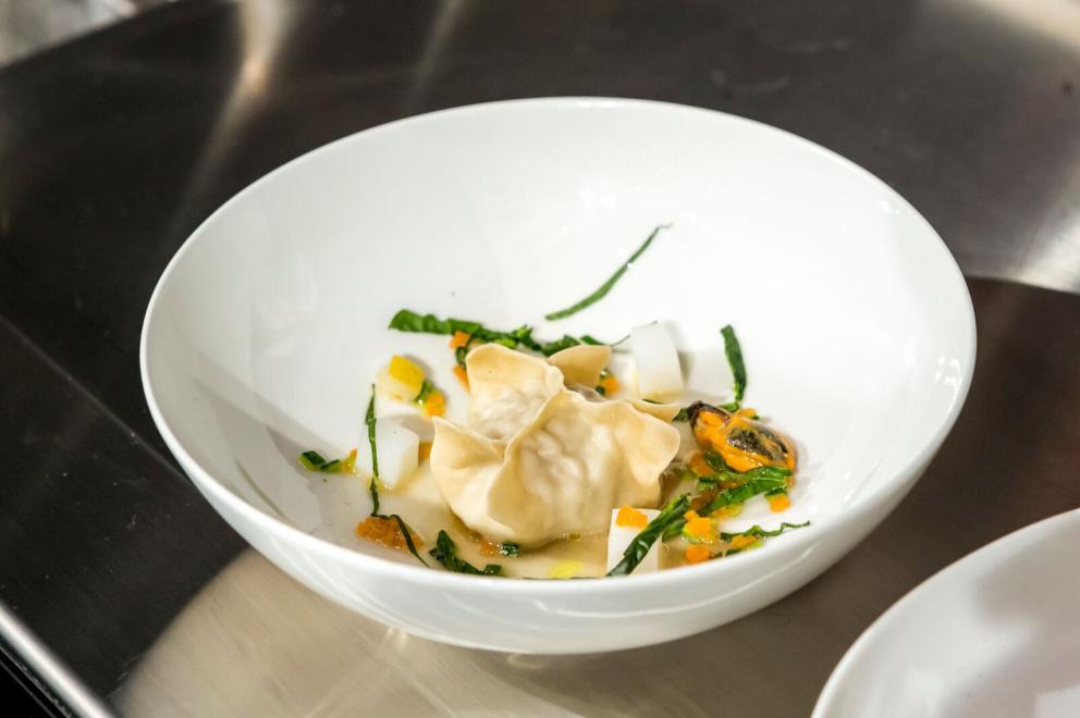 Galleria fotografica






Cinque cartoline balneari. Il primo in ordine cronologico è stato quell’Angelo Sabatelli (nella foto, con l'autore dell'articolo, Andrea Cuomo, ndr) dell’omonimo ristorante che, lasciata Monopoli, sta per riaprire a Putignano









Sabatelli riapre l’album delle fotografie delle sue esperienze in Estremo Oriente (Giakarta, Hong Kong, Shanghai) e avvia l’aggiornamento del programma con tre citazioni pugliorientali: un Allievo di seppia con mandorle e limone (nella foto), un’Incrapiata di fame e cicoria con ostrica tiepida e tonno secco e un Gambero di Santo Spirito, capesante secche e mandorle tostate. Levate l’ancora, si salpi chi può









Due chef hanno lavorato sull’idea di “carnificare” il pesce senza tradirlo, al massimo traducendolo. Il primo è stato Tony Lo Coco, esordiente sul palco di Identità









Lo chef siciliano de I Pupi di Bagheria (Palermo), autodidatta con lo sguardo acceso da una furia feconda, interpreta due piatti della tradizione palermitana: gli anelletti al forno, che lui mette in fila come soldatini a formare dei cannolini schierati su una base rettangolare di ragù di tonno; e la stigghiola, uno spiedino dello street food siculo, in cui all’agnello sostituisce il tonno rosso









Più sussiegoso il viaggio per mare di Paolo Casagrande, lo chef veneto che primo tra tutti ha portato le tre stelle a Barcellona, nel Lasarte che fa parte della collezione di ristoranti mozzafiato di Martìn Berasategui









Con un italiano ormai intinto nello spagnolo Casagrande disegna un’Ostrica tiepida leggermente marinata con granita di shiso verde e pastinaca, avvolta in una schiuma di mare e Champagne (l’assaggio seduce la platea) e una Ventresca di tonno rosso, lime kaffir, crescione e kalamansi al finocchio in crudo e piment d’Espelette (foto). Un tragitto impegnativo solo il nome









Moreno Cedroni nel bagnasciuga ci vive. E con il suo tour operator schedula un viaggio sulla Via della Seta a cui dedica un menu alla Madonnina del Pescatore e al Clandestino di Senigallia






