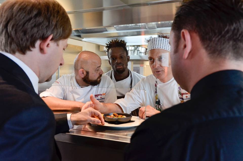 Galleria fotografica






Una grande squadra








Con Domenico Schingaro, suo fidato secondo








Con il vecchio amico Ugo Alciati








A colloquio con Niko Romito








Al lavoro con Carlo Cracco








Si pianifica con Davide Scabin





