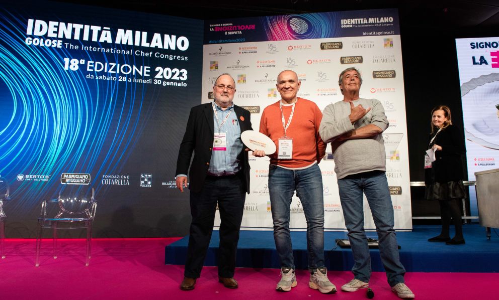 Luca Gargano, Presidente Velier, premia la famiglia Cera, ritira il premio lo chef Lionello Cera dell'Antica Osteria Cera di Campagnia Lupia (Venezia)
