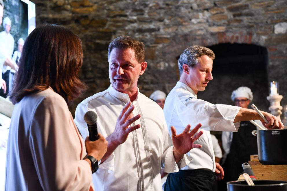 Galleria fotograficaTeatro dell'evento di&nbsp;East Lombardy, il&nbsp;monastero di Ast&igrave;no,&nbsp;Bergamo.&nbsp;E'&nbsp;un complesso conventuale plurisecolare di origine&nbsp;vallombrosana&nbsp;non pi&ugrave; attivo e&nbsp;restaurato nel 2015.
Alcuni degli illustri cuochi che hanno preso parte all'evento. Si riconoscono&nbsp;Carlo Cracco,&nbsp;Chicco Cerea,&nbsp;Tonino Cannavacciuolo&nbsp;e&nbsp;Bobo Cerea
L'affluenza ad "Astino nel Gusto": oltre 4mila partecipanti in&nbsp;3 giorni, 1.100 solo nell'evento di domenica
Ha aperto le danze&nbsp;Antonia Klugmann,&nbsp;L'Argine&nbsp;di Venc&ograve; (Gorizia),&nbsp;proponendo il suo&nbsp;Orzo, farro e radice amara.
Davide Oldani&nbsp;del ristorante&nbsp;D'O&nbsp;di Cornaredo (Milano), al fianco di&nbsp;Lisa Casali.&nbsp;L'autore della cucina Pop ha mostrato a tutti l&rsquo;importanza di lavorare con materie prime buone perch&eacute;, anche se povere, sono in grado di dare origine a piatti emozionanti.
Heinz Beck,&nbsp;La Pergola&nbsp;del Rome Cavalieri, Roma, 3 stelle Michelin,&nbsp;ha preparato &ldquo;Fontana o Pomodoro?&rdquo;: pomodoro, tonno fresco, semi di chia, capperi e chinoa soffiata. Un piatto concettuale, ispirato ai due grandi artisti evocati nel titolo
Tonino Cannavacciuolo,&nbsp;Villa Crespi&nbsp;(Orta San Giulio, Novara)
