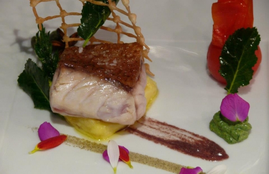 Galleria fotograficaOstrica con cru di cacao, lardo di colonnata, limone e crema di erbe di Salvatore BiancoFrittella di murena con torzella stufata e maionese di limone in cartoccio di Pasquale PalamaroTortello con cuore di ricciola, broccoli, provola in salsa bouillabaisse di Vincenzo Guarino