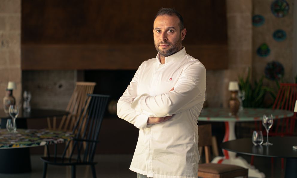 Oltre le mura del Vinilia Wine Resort: accoglienza contemporanea e i sapori di Pietro Penna del ristorante Casamatta