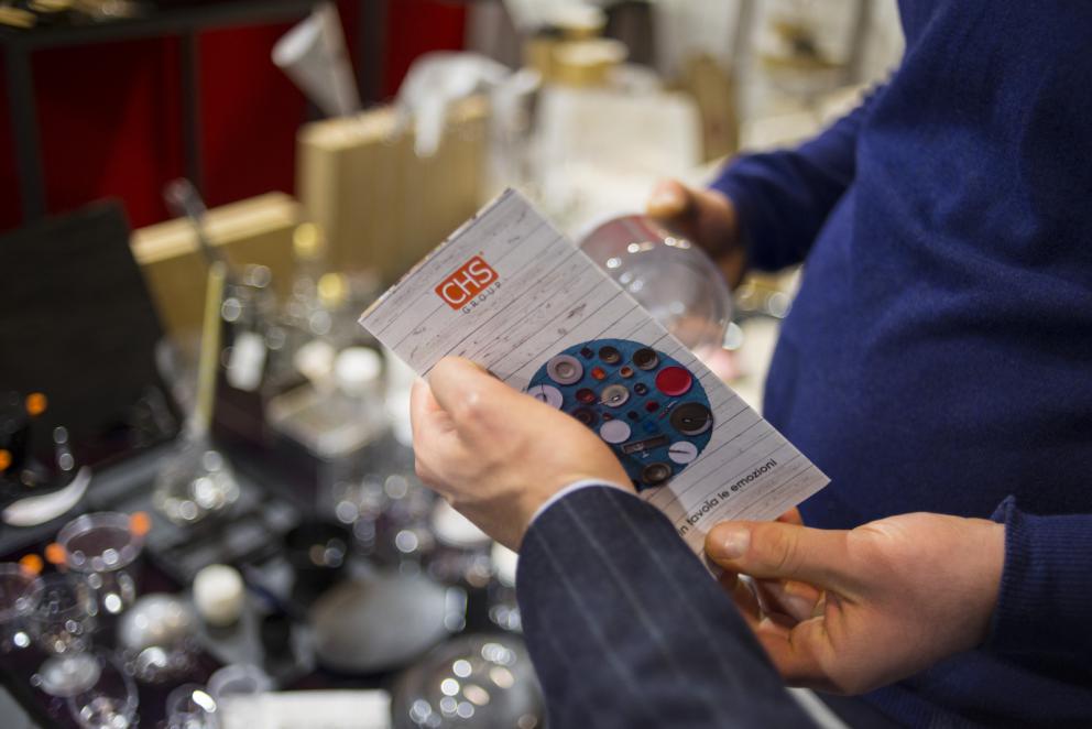 Galleria fotografica






Il viaggio nel mondo di Grana Padano è iniziato il primo giorno di congresso con due degustazioni orizzontali tenute dal Consorzio di Tutela ed è terminato con lo chef Andrea Ribaldone e i suoi sfiziosissimi finger food. La domenica Matteo Baronetto (nella foto con gli GnamBox ed Elisabetta Serraiotto, responsabile Marketing di Grana Padano) ha preparato originali tapas ideate per l'occasione, mentre per la giornata di chiusura il maestro Franco Pepe ci ha regalato la sua personale interpretazione della pizza fritta con il Grana Padano









Durante la pausa lavori, dalle 13 alle 15, lo spazio S.Pellegrino ha offerto ai visitatori del congresso la degustazione di un piatto d’autore: il sabato di Paolo Griffa e Alessandro Rapisarda (nella foto), finalisti rispettivamente della prima e della seconda edizione di S.Pellegrino Young Chef, la domenica un dolce di Loretta Fanella e lunedì il piatto Carciofo&Carciofo di Cristina Bowerman. Domenica alla tavola rotonda Coltivare il talento gli chef Cristina Bowerman, Caterina Ceraudo, Loretta Fanella, Anthony Genovese, Davide Oldani, Ciccio Sultano, Paolo Griffa e Alessandro Rapisarda hanno raccontato storie di successo tra maestri e allievi. E poi è stata da non perdere la specialissima Experience Box...









Giovanni Pellegrino, Alberto Basso e Giuseppe Lo Iudice (nella foto), giovani talenti del Premio Birra Moretti Grand Cru, hanno proposto le loro creazioni ideate in abbinamento con Birra Moretti Grand Cru, rispettivamente: Beer Donuts con Birra Moretti La Bianca, Pancia di maiale iberico, luppolo e Birra Moretti Grand Cru e Anatra alla Birra Moretti Lunga Maturazione, anche in abbinamento









Le miscele iTierra! Origins, in cui si coniugano eccellenza del prodotto, rispetto per l’ambiente e attenzione al sociale e la special edition di “Kafa”, uno dei caffè più pregiati al mondo che nasce nella foresta etiope, sono stati i  protagonisti dello spazio espositivo Lavazza, che ha ospitato un ’esperienza sensoriale con esclusivi aperitivi di food pairing firmati dallo chef Cesare Battisti e dal bartender Dennis Zoppi. A stupire i visitatori l’esclusiva auto “stellata” Smart Forfood, primo ristorante su quattro ruote nato dalla collaborazione tra Lavazza, Mercedes-Benz Italia, Michelin, Focaccia Group e Medici Style, sotto la direzione creativa di Davide Oldani (foto)









Allo stand di Vino Libero & Compagnia, il gruppo Fontanafredda (nella foto, Andrea Farinetti) ci ha raccontato la biodiversità agroalimentare italiana con un viaggio di degustazioni attraverso l’Italia del vino, tra le regioni più importanti del panorama enologico italiano, dal Piemonte fino alla Sicilia









Dopo 4 anni dalla prima edizione è tornato Bread Religion nello spazio Petra Molino Quaglia. Cuochi, pizzaioli, pasticcieri e panettieri hanno accompagnato gli ospiti del congresso lungo un viaggio di profumi e sapori che parte dal grano. Pagnotte da affettare, ciabatte alveolate, focacce salate e dolci lievitati, panini morbidi o con la crosta, impasti di lievito madre con farine Petra macinate a pietra o biologiche, con e senza glutine: queste le forme del pane che i professionisti ospiti hanno farcito per interpretare la loro idea del “viaggio”









Le Cantine Ferrari hanno scelto Identità Golose per continuare il percorso di approfondimento sull’Arte dell’Ospitalità avviato lo scorso anno con The World’s 50 Best Restaurants. Il tema dell’accoglienza, molto sentito da Ferrari che da anni si impegna a valorizzare l’importante ruolo della sala, è stato raccontato sul palcoscenico dell’Auditorium alla scoperta degli elementi che rendono indimenticabile l’esperienza gastronomica. Nella giornata di lunedì lo spazio Ferrari ha offerto degustazioni di Riserve Trentodoc: Perlè, Perlè Bianco, Perlè Nero e Perlè Rosè, abbinati alle creazioni di Alfio Ghezzi, del ristorante Locanda Margon di proprietà della famiglia Lunelli (nella foto, Matteo Lunelli a Identità Milano)









Regione Lombardia ha presentato i suoi prodotti agroalimentari di qualità, un’ampia rappresentanza che si colloca ai primi posti a livello nazionale: 34 prodotti Dop e Igp, 249 prodotti tradizionali di valenza storica, 41 vini tra Docg, Doc e Igt. Allo stand di Regione Lombardia si sono alternati produttori della Valtellina, del territorio comasco e dell’Oltrepò Pavese con degustazioni dei migliori prodotti e vini locali









Il Pastificio Felicetti ha fatto viaggiare la pasta coinvolgendo tre grandi chef al Monograno Diner: Carlo Cracco (nella foto, con Paolo Lopriore) ha presentato un piatto di pasta in chiave italiana, Giorgio Nava ha proposto una cucina sudafricana e Luca Fantin una ricetta ispirata ai sapori del Giappone. Un viaggio tra i sapori del profondo sud e dell’estremo oriente che parte da casa, dall’Italia. Ogni giorno si sono alternati ai fornelli tre giovani cuochi italiani: Lucia Tellone, Sara Preceruti e Antonio Colombo, per interpretare il nuovo nato in casa Felicetti: Il Valentino, lo spaghettone dalle dimensioni più generose









Si è aperto con un omaggio a Iginio Massari (nella foto) l’importante programma dedicato alla pasticceria d'autore che ha visto Valrhona protagonista al congresso. Dossier Dessert è stata l’occasione per osservare il mondo delle pasticcerie secondo la prospettiva internazionale che caratterizza l’approccio di Valrhona, da sempre impegnata a valorizzare l’innovazione e la creatività ponendo al centro il lavoro di tanti giovani professionisti









Alce Nero ha accolto il tema del viaggio costruendo un percorso che parla di materie prime biologiche e di luoghi in cui vengono coltivate. I visitatori hanno incontrato sapori e territori attraverso quattro diverse degustazioni di 12 prodotti, scandite ogni giorno al ritmo di colazione con yogurt, miele e frollini, pranzo con pasta, riso e cereali, merenda con cioccolato, composte di frutta e succhi e aperitivi con olio extravergine di oliva, pomodori e nettari di frutta









Lo spazio espositivo di Autogrill ha ricostruito Bistrot, l’innovativo concept realizzato in collaborazione con l’Università degli Studi di Scienze Gastronomiche di Pollenzo per valorizzare i prodotti tipici e il recupero delle pratiche artigianali. Per accompagnare i visitatori in un immaginario “viaggio lungo un giorno” è stato ricreato un “open-lab” dove riflettere sui nuovi trend del food, attraverso i vari momenti della giornata









«Identità di Champagne è l’appuntamento imperdibile per scoprire il prestigio della più antica Maison de Champagne» ha affermato Andrea Pasqua (nella foto), senior brand manager di Ruinart in Italia. Quest’anno il protagonista è Ruinart Rosé, l’espressione golosa del gusto Ruinart, un elegante connubio tra lo Chardonnay e il Pinot Noir. Le creazioni enoiche dello chef de caves Frédéric Panaiotis hanno mostrato la versatilità dell’abbinamento tra l’alta gastronomia e le bollicine francesi con tre degustazioni giornaliere nel Ruinart Lounge









Berto’s, partner ufficiale per la realizzazione di tutti gli impianti di cottura, ha presentato La Cucina, una nuova divisione su misura che esalta i valori dell’unicità. Vera protagonista sul palcoscenico dell’Auditorium, La Cucina è uno strumento unico, disegnato e realizzato in esclusiva. Allo stand Berto’s si sono alternati cooking show di Paolo Cappuccio, Nicola Dinato e Alessandro Borghese. «Le nostre cucine viaggiano in più di 90 paesi da oltre 40 anni – ha spiegato Enrico Berto - La contaminazione con le altre culture e gli altri mondi è stata fondamentale per portare l’azienda a sviluppare il prodotto che abbiamo presentato a Identità Golose»









Besser Vacuum ci ha illustrato tecniche di cottura sottovuoto e cooking show con degustazioni degli chef Paolo Cappuccio (nella foto) e Marco Marras, assieme alla presentazione del libro dello chef Cappuccio Carne e Foie Gras – Tecniche di cottura e design del piatto, un manuale-ricettario sulle cotture sottovuoto









Anche quest'anno continua la collaborazione con Bragard che ha vestito gli chef con la nuova giacca Grand Chef, che affianca alla versione classica in cotone Piuma Premium il modello Allure in cotone nanotecnologia, novità presentata al congresso assieme alla linea Premium Alain Ducasse By Bragard, nata dalla collaborazione con lo chef tristellato Alain Ducasse









Alessandro Guidi e Cristina Franceschetti vestono con Caraiba le tavole dei migliori ristoranti italiani dal 1993. I loro prestigiosi articoli sono stati utilizzati dagli chef per la presentazione dei piatti sui palchi delle sale del congresso, ma anche per tutti i premi dell'edizione 2017






