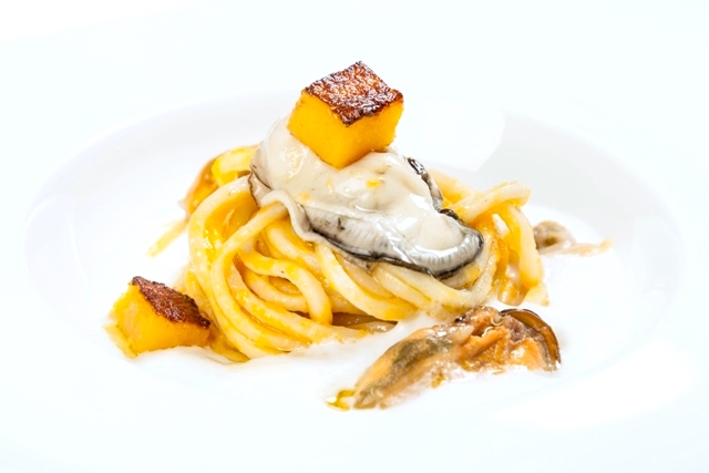 Galleria fotografica






Giuseppe Causarano, Locanda Gulfi, Chiaramonte Gulfi (Ragusa)

Palamita affumicata con foglie di vite, melagrana e azzeruole - Il piatto nasce dalle escursione sul letto del fiume Irminio, territorio sconosciuto e incontaminato che si addentra tra i Monti Iblei e sfocia a Donnalucata, dove poter raccogliere frutti, fiori e erbe selvatiche. Racconta la biodiversità di una terra fantastica come la Sicilia, lavorando uno dei pesci cosiddetti "poveri" come la palamita utilizzando dei prodotti dimenticati come le azzeruole. Il supporto del piatto disegnato da me e realizzato da un artigiano di Modica Giovanni Cerruto ricorda i ciottoli del fiume Irminio









Pino Cuttaia, La Madia, Licata (Agrigento)

Memoria visiva - E' il mio ricordo in una fetta di tonno rosso di Sicilia. Quando ero piccolo mio nonno, che era un ottimo cuoco, marinava con un po' di limone la paillard di vitello, prima di cuocerla. Faccio lo stesso col tonno, ma non lo cuocio anche se l'aspetto è simile, l'impressione della cottura è data proprio dalla marinatura. Se capita lascio che si trovi nel piatto anche il seme del limone: le mamme non si curavano mai se qualche seme cadeva nel piatto. Così presento la ricetta con una volontà evocativa di una quotidianità familiare, che è vita









Peppe Bonsignore, L’Oste e il Sacrestano, Licata (Agrigento)

Evoluzione di un'insalata di mare - Polpo cotto nel tè verde, seppia intagliata, gambero rosso di Licata il tutto servito su una crema di carote e un caramello di soia ottenuto dalla cottura dei cefalopodi. Ricordo che da bambino odiavo il polpo, fin quando mia mamma non decise di farlo con i sottaceti, dove primeggiava la carota, così iniziai ad assaggiarlo. Da quella memoria sono partito; così ho iniziato a lavorare sull'inserimento della carota. Tutto ebbe inizio nel 2009 e ogni anno modifichiamo la ricetta. Studiamo le cotture, aggiungiamo sempre qualche pesce, l’affumicatura del polpo viene fatta con ramoscelli di rosmarino secchi. La buccia di mandorla dona quel profumo di forno a legna che rievoca le nonne. Insomma oggi, nel 2016, dopo 7 anni, non diciamo mai che è una preparazione perfetta, perché è in continua evoluzione









Emanuele Russo, Le Lumìe, Marsala (Trapani)

Filetto di ombrina cotto a bassa temperatura con olio nuovo e miele di timo - Un piatto che unisce il gusto delicato del pesce alla dolcezza del miele e al piccante olio di Nocellara del Belice (la tradizione del pesce con l'innovazione della cottura a bassa temperatura)









Accursio Craparo, Accursio, Modica (Ragusa)

China su te - E' un divertimento che ammalia la vista prima di sorprendere il gusto: rompendo un bottone di seppia che racchiude il suo nero, restiamo ad ammirare la china che fluttua nel brodo di alghe, zenzero e tè nero, come nell'antica arte giapponese del suminagashi









Peppe Barone con Ninni Radicini, Fattoria delle Torri, Modica (Ragusa)

Sovrapposizioni autunnali di fava e fagiolo - Sovrapporre vuol dire in chiave compositiva la necessità, l'aspirazione di ogni essere umano di elevarsi, spingersi verso il cielo, in alto. D'altra parte congiungere due legumi di capitale importanza dà il senso del lavoro del cuoco, che è quello della sintesi di pensiero. Abbinarli alle erbe spontanee era una necessità oggi quasi obbligatoria. Il cuoco unisce sempre e mai separa









Corrado Assenza, Caffè Sicilia, Noto (Siracusa)

Prima che il sole scaldi - Un ragout di seppie e fave di cacao in salsa di broccolo viola, crema di peperoni grigliati. E poi due fili di ottima pasta. Concepito e realizzato col modo di fare di un pasticcere che lavora sul cibo pescando dolcezze e sapidità, costruendo consistenze e incroci con l'utilizzo di quanto la natura ci offre









Salvatore Vicari, Vicari, Noto (Siracusa)

Quaglia, rapa rossa e mela cotogna - Come in un bozzetto campestre ispirato al territorio di Noto, portiamo nel piatto un intero, piccolo ecosistema, che si muove dalle radici al cielo









Massimo Giaquinta, Cortile Arabo, Pachino (Siracusa)

Ostrica Porca - Da un pensiero "piccante" nasce questo piatto, un’ostrica dal mare alla terra, che racchiude l’eleganza della Sicilia. Tre sensazioni differenti ma inscindibili: passione, profumo e dolcezza. La passione trasposta dall'abbraccio tra ostrica e lardo di maialino nero dei Nebrodi, il profumo esaltato da menta peperita, erba citrica e polvere di arancia siciliana, la dolcezza viene sottolineata dalla confettura di gelso nero. Da gustare in un sol boccone - foto Rossana Brancato









Francesco Scarpulla, Brunaccini, Palermo

Ciacuni di patate e farina di tumminia con sparacelli (broccoletti siciliani), cozze, vongole e aria di mare - I ciacuni, gnocchi di patate simili a piccole “ciache” (ciottoli), rivisitazione di un grande classico della tradizione siciliana; la pasta coi frutti di mare con l’introduzione di un elemento terra, lo sparacello, e il tocco finale dellʼaria di mare, che rendono il piatto creativo e innovativo pur mantenendo i sapori tradizionali









Carmelo Trentacosti, Cuvée du Jour del Villa Igiea, Palermo

Triglia farcita con brunoise di verdurine, guazzetto di gamberi bianchi di nassa, crema di lattuga nostrana, bottarga di caviale Calvisius e cracker mediterraneo – E’ una “triglia in guazzetto”, versione moderna della triglia in umido alla messinese che facciamo in Sicilia









Gioacchino Gaglio, Gagini, Palermo

Baccalà profumato al miele di castagne Meli, ceci neri, germogli piccanti e castagne arrosto - Un piatto che racchiude i sapori e gli aromi della Sicilia d'inverno









Alberto Rizzo, Osteria dei Vespri, Palermo

Filetto di cavallo al ginepro, peperoni, patate, cipolla rossa e alici affumicate - Piatto che sintetizza le ispirazioni della mia cucina a cavallo fra le origini emiliane (la “vecchia di cavallo” della tradizione parmigiana) e le suggestioni del patrimonio di materie prime della ragione in cui sono nato (la Sicilia). Toni morbidi e sapidi che dialogano tra di loro in un connubio che realizza l’incontro intrigante fra mare e terra






