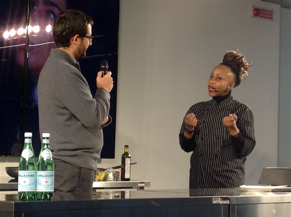 Galleria fotografica






Paolo Marchi apre le danze del ciclo "La cucina internazionale a Milano" con Awa Tourè e Thora Keita, madre e figlio che governano il ristorante di cucina maliano-africana Balafon, via Teodosio 6, zona Piola








Il piatto presentato dal Balafon: lo Yassa, preparazione tipica dell'Africa occidentale (Senegal e Mali), abbinabile a ogni tipo di carne e pesce. Sebbene musulmano di origini, Thora è italiano di nascita "e quindi non disdegno i salumi". 








Lo yassa con l'immancabile riso








Paolo Marchi con Mohammed Mabrouk, cuoco tunisino del ristorante Taglio in via Vigevano 10 (metrò Porta Genova). Con loro, in mezzo, lo chef di Taglio Domenico Della Salandra. Mabrouk ha raccontato i suoi 20 anni, l'arrivo in Italia a 5 e mezzo, tanti fratelli e lui solo con  il pallino della cucina seguendo/aiutando la madre








Mohammed Mabrouk ha presentato un'insalata di peperone rosso grigliata e poi pestata in un mortaio. Il prodotto simbolo del suo paese? Il dattero. La sua arancina di cous cous verrà inserita in carta da Taglio sulla scia di Identità 2015 e il peperone sarà uno dei piatti dei rubitt domenica 8 al Milano Food & Wine Festival








Mohammed Ali, egiziano de Il Pasto Giusto, in via Cesana 10 a Milano, metrò Cimiano. Ex pugile (di qui il nome), figlio di macellai, ha il culto degli gnocchi








Ali ha preparato un cous cous tendente al dolce con acqua e semola su vaporiera sigillata con la pellicola








Haruo Ichikawa e Lorenzo Lavezzari, co-chef del ristorante Iyo di via Pier della Francesca 74, vicino a piazza Firenze. Il ristorante, patron il modenese di origini cinesi Claudio Liu, ha ottenuto una stella Michelin nel novembre scorso, prima volta per un'insegna di cucina giapponese a Milano








Lorenzo Lavezzari dell'Iyo, ligure della Lunigiana e tanta gavetta dietro a insegne importanti, Sadler su tutti. Con il co-chef Ichikawa hanno esplorato la versatilità della radice del wasabi, ottima in abbinamento con la carne di kobe, la ricciola e anche le ganache al cioccolato








A destra, Roberto Okabe con il suo assistente. Lo chef dei ristoranti Finger's e Finger's Garden è brasiliano-paulista di origini giapponesi. Da qui una felice sintesi delle due tradizioni








Gran successo di pubblico per la lezione di cucina nippo-brasiliana di Okabe 








I peruviani Manuel Garcia e Sara Torres de La Peña de Pocho di via Paolo Frisi 11 (Porta Venezia) hanno presentato la ricetta dei tradizionali Tamales, un piatto a base di pasta di mais con carne di maiale, avvolta e cotta in una foglia di banano. Al centro, Niccolò Vecchia di Identità Golose








Non esiste una sola cucina cinese, ma almeno otto tradizioni storiche diverse, legate ad altrettante aree geografiche di quello che fu il Celeste Impero: questo il tema attorno al quale si è incentrato l’incontro che ha visto come protagonista Guoqing Zhang, chef del ristorante Bon Wei di via Lodovico Castelvetro 16-18 (zona Sempione), qui in foto con Francesco Boggio Ferraris, responsabile della Scuola di formazione permanente della Fondazione Italia-Cina
 








Con Carlo Passera di Identità Golose (a sinistra) e Boggio Ferraris (a destra), Le Zhang, figlio di Guoqing. Da sempre attenti alla purezza filologica delle ricette, i cuochi del Bon Wei hanno preparato uno splendido Pollo freddo in salsa piccante








Alcuni degli ingredienti usati per la ricetta per il Pollo freddo in salsa piccante








Il Pollo freddo in salsa piccante, titpico dello Sichuan, è anche noto come “Il pollo che fa aumentare l’acquolina”








Christiane Blanchet mostra un ritratto di sua madre. La cuoca del ristorante Vietnamonamour (due indirizzi a Milano, via Pestalozza e via Taramelli) è nata in Francia da genitori vietnamiti, costretti a fuggire dal paese nativo nel 1959, a seguito della presa al potere dei comunisti. Laureata in storia contemporanea alla Sorbona di Parigi, "volevo fare il topo da biblioteca" ma alla fine (2006) ha ceduto alle pressioni degli amici che volevano aprisse un'insegna di cucina vietnamita. E' sposata con Dario Arlunno, piemontese di Ghemme








Blanchet con Gabriele Zanatta di Identità Golose. La cuoca ha centrato la sua lezione sul riso, ingrediente principe della cucina vietnamita, dagl involtini al pho, la zuppa simbolo del paese








Blanchet ha portato all'Expogate parte dei suoi splendidi servizi. Vietnamonamour è anche un luogo di gran gusto per i dettagli d'arredo








Il pho, piatto ubiqueo della tradizione vietnamita. Lo bevono rovente anche al mattino, anche in condizioni meteo torride








Alessia Garibaldi, Qasim Shahzad e Lal Chand del ristorante Taj Mahal di via Porro Lambertenghi 23. La loro cucina è punjabi, dal Punjab, regione a cavallo di Pakistan e India bagnata da 5 fiumi che scendono dalla catena dell'Himalaya. Alessia e Qasim si conobbero nella seconda metà degli anni Novanta dal McDonalds stazione centrale che non c'è più. All'inizio facevano molto fatica a trovare diversi ingredienti (lo zenzero fresco, ad esempio), ora va meglio








I cuochi del Taj Mahal, aperto nel 1998, tengono moltissimo a far sapere che la loro cucina non è piccante ma speziata e più lo è meglio si sta sia per la salute sia per contrastare il caldo dei mesi estivi. Il cruccio è che a Milano hanno difficoltà a seguire le stagioni con i loro piatti; gli italiani pensano che tandoori e curry sia uguale, invece quando fa caldo emergono le versione vegetali





