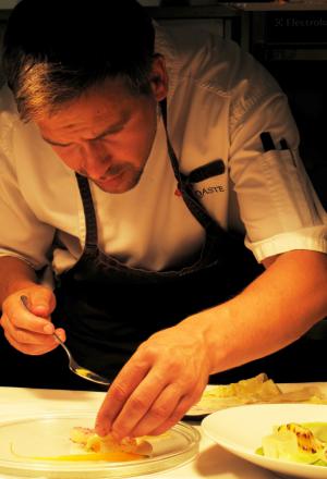 Galleria fotografica






Grande poco più della Svizzera, l'Estonia è la più settentrionale delle Repubbliche Baltiche. E' entrata nell'Ue nel maggio 2004 e, da gennaio scorso, adotta l'euro come moneta unica. Il 10% del suo territorio è composto da isole e isolotti (in tutto, 1.520)








<p>Tallinn, capitale dell'Estonia, ha 400mila abitanti circa, più o meno come Firenze. Nota come "città della pietra calcarea", la cinta muraria della complesso medioevale misura 2 km e conta su 26 torri. Uno spasso girare per i viottoli, specie nei giorni di sole</p>








Il più illustre cuoco della nazione è Dimitri Demjanov, co-autore del libro in foto, accademico dell'Estonian Culinary Institute nonché coach della delegazione nazionale estone in concorso agli ultimi Bocuse D'Or. Tecnica francese e fascinazioni scandinave contemporanee (Renè Redzepi, Claus Meyer...), si batte per la crescita gastronomica del Paese: «fino a due anni fa nessuno qui sapeva nulla sulla stagionalità dei prodotti...», spiega








Il ristorante Gloria di Dimitri Demjanov in centro a Tallinn. All'interno, un complesso di cunicoli scavati nelle mura della città, 2mila etichette esposte e una sala in cui assaggiarre piatti classici di stampo russo/francese come Aringhe alla Romanov o Scaloppe di foie gras. Per una cucina più contemporanea, rivolgersi all'Egoist, altra insegna di proprietà. Il nome tradisce l'inclinazione all'ego-riferimento del suo proprietario








La Sogliola del Gloria di Tallinn, impeccabile nella sua classicità (e non nella luce dello scatto, ahinoi)








Pane di segale, aringhe, patate, carne di maiale affumicata, merluzzo, grandi marinature per preservare gli alimenti nella rigidità dell'inverno. Sono i pilastri della cucina estone nel racconto di Dimitri Demjanov








La sala del Ristorante Ö, di gran lunga il migliore della Capitale, ai margini delle mura della città vecchia. In cucina, Dmitri Fomenko, 30 anni. In carta, i vini italiani sono elencati prima di quelli francesi. Prezzi medi delle 3 portate: 13, 23 e 8 euro. Degustazione di 6 portate: 65 euro








Tartare "non tradizionale" di manzo con insalata di acetosella e crema di crescione del Ristorante Ö di Tallinn








Pesce bianco con cavoli in infusione nella vaniglia e salsa alla zucca del Ristorante Ö di Tallinn








L'ingresso del Three Sisters Hotel alla fine della via Pikk, dentro le mura della città vecchia. E' l'unico boutique hotel di Tallinn ed è affiliato alla Relais & Chateaux. Nasce dall'unione di 3 edifici distinti, costruiti nel 1362 e uniti solo nel 2003 da un gran lavoro architettonico. In alta stagione le suite vanno da 410 a 946 euro a notte








Il Sigaro di foglie di cavolo, carne di maiale e salsa chili del Bordoo, ristorante dell'hotel Three Sisters di Tallinn, chef  Tõnis Siigur (foto De Cesare Viola)








Hell Hunt, il pub più frequentato dagli estoni di Tallinn, sulla via Pikk. E' il luogo perfetto per osservare la gente del posto - in agosto turisti da ogni dove, tra cui italiani a caccia di ragazze e britannici in cerca di alcolpop a basso prezzo - con una bella pinta di Rauchbier o Lager








Aringhe del Baltico arrosto su pane di segale, cetrioli marinati e  crème fraîche, il miglior piatto (peccato solo per quello zinzinello di troppo di cipolla) del Kaerajaan, l'insegna meno turistica di Raekoja, la piazza principale della città vecchia








C'è un filo rosso che da Tallinn conduce dritto alla Sicilia: il marzapane. In foto, esemplari realizzati con la nota pasta di mandorle al Martsipanituba Kalev, confettiere e pasticceria estone fondata nel 1806
 








Le strade dell'Estonia sono in pratica lingue d'asfalto adagiate sul verde (o sulla neve d'inverno). Il traffico è quasi assente e il tratto più lungo che si può fare da Tallinn entro i confini non supera i 300 chilometri. Nessuna tolleranza per chi guida e beve: vietato anche un solo dito di birra








La splendida spiaggia baltica di Pärnu, località di villaggiatura principe per gli Estoni, 120 km circa a sud della Capitale. I bagni di Rimini possono solo sognare campi da beach volley e calcio (a 5 o 11) tenuti così bene come quelli sul lungo arenile adagiato sul Golfo di Riga. Peccato solo per l'acqua: per farsela arrivare al livello delle ginocchia occorre macinare chilometri








Le tradizioni popolari sono ancora molto vive in Estonia. Per 8 dei loro 10mila anni di storia, gli estoni hanno vissuto nei boschi, sviluppando tradizioni pagane ancora molto presenti. Esiste tuttora un canto per ogni fase della vita, dalla nascita alla morte a ogni singolo lavoro (foto Toomas Tuul)








Pannileib, ovvero impasto di patate, farina d'orzo e carne di maiale, una delle ricette più ghiotte della tradizione di Sareema, isola tra le più grandi d'Estonia. Quelle in foto sono state consumate (inghiottite) nella Locanda Söögimaja di Lümanda, pacifico borgo a ovest dell'isola





