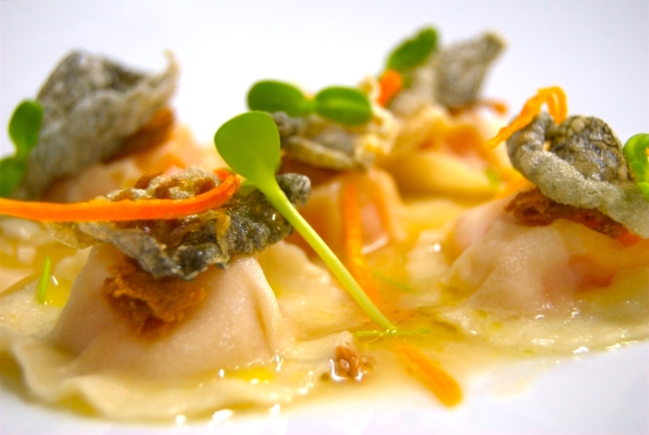 Galleria fotografica






Giuseppe Causarano, Locanda Gulfi, Chiaramonte Gulfi (Ragusa)

Palamita affumicata con foglie di vite, melagrana e azzeruole - Il piatto nasce dalle escursione sul letto del fiume Irminio, territorio sconosciuto e incontaminato che si addentra tra i Monti Iblei e sfocia a Donnalucata, dove poter raccogliere frutti, fiori e erbe selvatiche. Racconta la biodiversità di una terra fantastica come la Sicilia, lavorando uno dei pesci cosiddetti "poveri" come la palamita utilizzando dei prodotti dimenticati come le azzeruole. Il supporto del piatto disegnato da me e realizzato da un artigiano di Modica Giovanni Cerruto ricorda i ciottoli del fiume Irminio









Pino Cuttaia, La Madia, Licata (Agrigento)

Memoria visiva - E' il mio ricordo in una fetta di tonno rosso di Sicilia. Quando ero piccolo mio nonno, che era un ottimo cuoco, marinava con un po' di limone la paillard di vitello, prima di cuocerla. Faccio lo stesso col tonno, ma non lo cuocio anche se l'aspetto è simile, l'impressione della cottura è data proprio dalla marinatura. Se capita lascio che si trovi nel piatto anche il seme del limone: le mamme non si curavano mai se qualche seme cadeva nel piatto. Così presento la ricetta con una volontà evocativa di una quotidianità familiare, che è vita









Peppe Bonsignore, L’Oste e il Sacrestano, Licata (Agrigento)

Evoluzione di un'insalata di mare - Polpo cotto nel tè verde, seppia intagliata, gambero rosso di Licata il tutto servito su una crema di carote e un caramello di soia ottenuto dalla cottura dei cefalopodi. Ricordo che da bambino odiavo il polpo, fin quando mia mamma non decise di farlo con i sottaceti, dove primeggiava la carota, così iniziai ad assaggiarlo. Da quella memoria sono partito; così ho iniziato a lavorare sull'inserimento della carota. Tutto ebbe inizio nel 2009 e ogni anno modifichiamo la ricetta. Studiamo le cotture, aggiungiamo sempre qualche pesce, l’affumicatura del polpo viene fatta con ramoscelli di rosmarino secchi. La buccia di mandorla dona quel profumo di forno a legna che rievoca le nonne. Insomma oggi, nel 2016, dopo 7 anni, non diciamo mai che è una preparazione perfetta, perché è in continua evoluzione









Emanuele Russo, Le Lumìe, Marsala (Trapani)

Filetto di ombrina cotto a bassa temperatura con olio nuovo e miele di timo - Un piatto che unisce il gusto delicato del pesce alla dolcezza del miele e al piccante olio di Nocellara del Belice (la tradizione del pesce con l'innovazione della cottura a bassa temperatura)









Accursio Craparo, Accursio, Modica (Ragusa)

China su te - E' un divertimento che ammalia la vista prima di sorprendere il gusto: rompendo un bottone di seppia che racchiude il suo nero, restiamo ad ammirare la china che fluttua nel brodo di alghe, zenzero e tè nero, come nell'antica arte giapponese del suminagashi









Peppe Barone con Ninni Radicini, Fattoria delle Torri, Modica (Ragusa)

Sovrapposizioni autunnali di fava e fagiolo - Sovrapporre vuol dire in chiave compositiva la necessità, l'aspirazione di ogni essere umano di elevarsi, spingersi verso il cielo, in alto. D'altra parte congiungere due legumi di capitale importanza dà il senso del lavoro del cuoco, che è quello della sintesi di pensiero. Abbinarli alle erbe spontanee era una necessità oggi quasi obbligatoria. Il cuoco unisce sempre e mai separa









Corrado Assenza, Caffè Sicilia, Noto (Siracusa)

Prima che il sole scaldi - Un ragout di seppie e fave di cacao in salsa di broccolo viola, crema di peperoni grigliati. E poi due fili di ottima pasta. Concepito e realizzato col modo di fare di un pasticcere che lavora sul cibo pescando dolcezze e sapidità, costruendo consistenze e incroci con l'utilizzo di quanto la natura ci offre









Salvatore Vicari, Vicari, Noto (Siracusa)

Quaglia, rapa rossa e mela cotogna - Come in un bozzetto campestre ispirato al territorio di Noto, portiamo nel piatto un intero, piccolo ecosistema, che si muove dalle radici al cielo









Massimo Giaquinta, Cortile Arabo, Pachino (Siracusa)

Ostrica Porca - Da un pensiero "piccante" nasce questo piatto, un’ostrica dal mare alla terra, che racchiude l’eleganza della Sicilia. Tre sensazioni differenti ma inscindibili: passione, profumo e dolcezza. La passione trasposta dall'abbraccio tra ostrica e lardo di maialino nero dei Nebrodi, il profumo esaltato da menta peperita, erba citrica e polvere di arancia siciliana, la dolcezza viene sottolineata dalla confettura di gelso nero. Da gustare in un sol boccone - foto Rossana Brancato









Francesco Scarpulla, Brunaccini, Palermo

Ciacuni di patate e farina di tumminia con sparacelli (broccoletti siciliani), cozze, vongole e aria di mare - I ciacuni, gnocchi di patate simili a piccole “ciache” (ciottoli), rivisitazione di un grande classico della tradizione siciliana; la pasta coi frutti di mare con l’introduzione di un elemento terra, lo sparacello, e il tocco finale dellʼaria di mare, che rendono il piatto creativo e innovativo pur mantenendo i sapori tradizionali









Carmelo Trentacosti, Cuvée du Jour del Villa Igiea, Palermo

Triglia farcita con brunoise di verdurine, guazzetto di gamberi bianchi di nassa, crema di lattuga nostrana, bottarga di caviale Calvisius e cracker mediterraneo – E’ una “triglia in guazzetto”, versione moderna della triglia in umido alla messinese che facciamo in Sicilia









Gioacchino Gaglio, Gagini, Palermo

Baccalà profumato al miele di castagne Meli, ceci neri, germogli piccanti e castagne arrosto - Un piatto che racchiude i sapori e gli aromi della Sicilia d'inverno









Alberto Rizzo, Osteria dei Vespri, Palermo

Filetto di cavallo al ginepro, peperoni, patate, cipolla rossa e alici affumicate - Piatto che sintetizza le ispirazioni della mia cucina a cavallo fra le origini emiliane (la “vecchia di cavallo” della tradizione parmigiana) e le suggestioni del patrimonio di materie prime della ragione in cui sono nato (la Sicilia). Toni morbidi e sapidi che dialogano tra di loro in un connubio che realizza l’incontro intrigante fra mare e terra









Ciccio Sultano, Duomo, Ragusa

Pasta, zucca gialla sicula e mandorla pizzuta con ostrica - Una sublimazione del gusto, che racconta un territorio nell'incontro tra terra e mare






