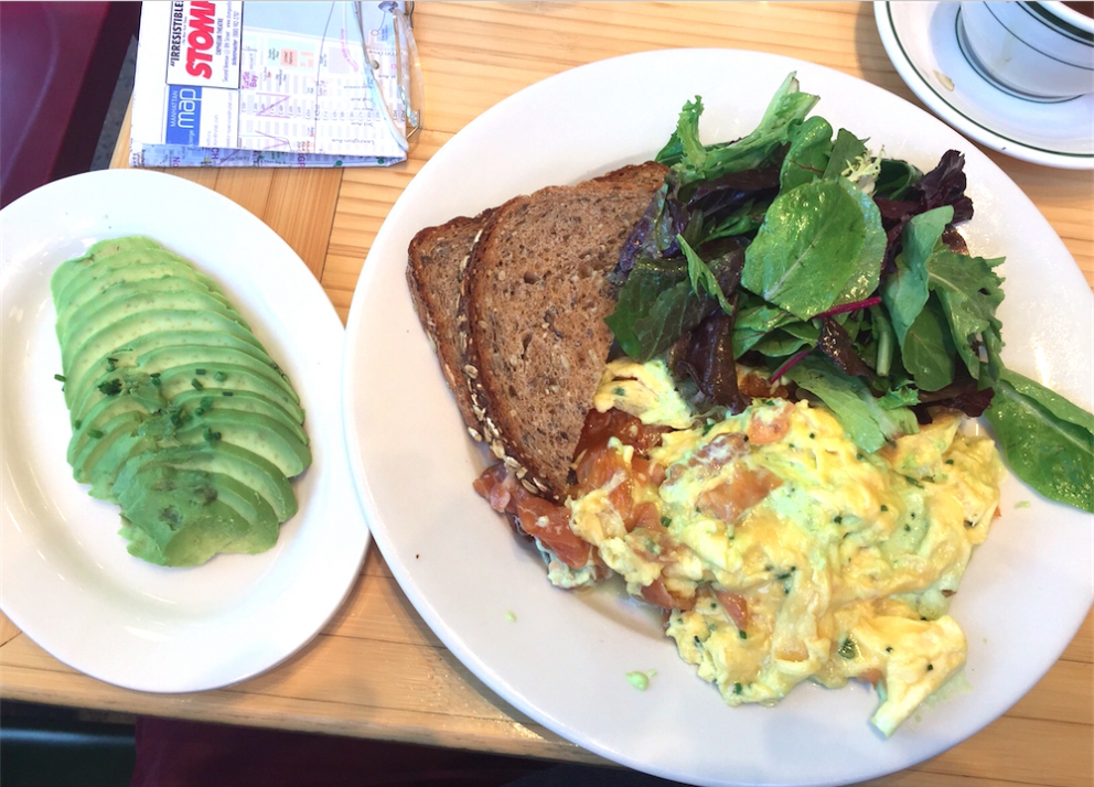 Galleria fotografica






I celeberrimi (e copiatissimi) Pork Buns del Momofuku Ssäm Bar, panini al vapore con pancia di maiale, cetrioli pickled e scalogno bianco e verde, da accompagnare con salsa hoisin, bbq o sriracha. E' un altro piatto simbolo della grande gastronomia newyorkese (la ricetta su Lucky Peach). Lo firma il cuoco di origini sudcoreane David Chang nel primo locale di un impero che oggi vanta filiali anche a Washington, Toronto, Sydney e presto anche Las Vegas









Jajangmyeon con salsiccia di maiale, chili pan mee e uovo fritto. Jajangmyeon è una specialità sudcoreana che, nelle sue formulazioni variabili, prevede sempre dei noodle e della salsa chunjang (pasta salata di soia nera). Li abbiamo assaggiati al Nishi, l'ultimo nato (a gennaio 2016) del marchio Momofuku, il primo aperto nel West Village di Manhattan (Nishi vuol dire appunto "West"). La curiosità? Oltre alle specialità dalla cucina coreana, il menu ha una vasta sezione di piatti creativi su matrice italiana, dalla Lattuga croccante con bagnacoda di noci agli Spaghetti cacio e pepe con uovo fritto sopra









La tartare di tonno big eye (thunnus obesus) con coulis di avocado, caviale ed erba cipollina in salsa ponzu al sesamo di Soto, tra i più longevi e splendenti ristoranti giapponesi di New York, due stelle Michelin nei pressi di Washington Park. Attenzione perché può capitare di sentire Sotohiro Kosugi, cuoco celebre per la sua passione (diciamo anche malattia) per gli uni, i ricci di mare, sbraitare addosso al suo assistente al bancone del sushi, noncurante della clientela. Un iracondo perfezionismo che fa di lui il Jiro della Grande Mela









Il Sandwich di taleggio e formaggio di capra grigliato, servito con due piccole ciotole di marmellata di cipolle e senape accanto. Un assaggio fulminante a pranzo allo Spotted Pig, il celeberrimo maiale macchiato volante che svetta nella placida 11ma strada dell West Village, a New York. E' il locale easy (ma con stella Michelin) di April Bloomfield, la cuoca inglese di Birmingham celebre per la sua passione suina









A sinistra, le Biete dorate con uva marinata, olio d'oliva e lime, uno dei piatti più convincenti di CJ Jacobson, chef californiano del neonato Ēma di Chicago, un luogo molto piacevole per consumare piatti in sharing dal tocco mediterraneo-medioriental-californiano









Mousse di fegato di pollo su pane di mais, uva e aneto, piatto, anche questo da condividere, assaggiato al Dixie di Chicago, locale su due livelli che richiama, nel cibo e nell'architettura, le case del Sud degli Stati Uniti 









La foto è davvero improponibile, lo so bene io per primo, Paolo Marchi, che l’ho scattata nel locale di Sarah Grueneberg a Chicago, il Monteverdi. Posso dire, a mia parziale discolpa, che era buio e se non sei un mago per davvero, con l’IPhone difficile fare bene. Ma è anche l’unica e viene pubblicata perché è stata una gran bella serata e la chef ha una visione nuova sulla pasta, soprattutto su quella fresca, fatta al momento al centro del ristorante. E questa pasta alla chitarra con finferli e zucchini non è in carta, ma non ero in forma, fulminato dalla differenza di fuso con l’Italia, sette ore, e ho chiesto qualcosa di fresco e profumato, due ingredienti e uno dovevano essere i funghi. Insomma, grazie Sarah.









Sono tornato Blossom sulla Ninth Avenue, tra la 21 e la 22 strada ovest. Avevo voglia di vegano per depurarmi. Dopo una insalatona con finferli tagliati fini e quinoa, una tagine marocchina con ceci, melanzane, zucchine, olive, quinoa speziata (tanto) e striscioline di tofu. Davvero buona, ma nell’insieme una cucina datata e locale praticamente vuoto all’ora di pranzo. A furia di fare sempre gli stessi piatti uno stufa. Guai non aggiornarsi.









Babu Ji, segnatevi questo nome se desiderate mangiare in un posto di fresca, allegra, intensa cucina indiana. Il tutto oltre l’East Village, in Alphabet City, la città dell’alfabeto perché le Avenue lì, invece di essere contraddistinte da numeri, lo sono per lettere, A, B, C e D. Babu Ji è al 175 Avenue B, all’angolo con la East 11th Street. Se preniatte vi dovrete accomodare al bancone, magari vi ritrovate per vicini Massimo e Lara Bottura, però sarà lo chef a decidere per voi al prezzo fisso di 62 dollari. Meglio allora i tavolini dove potrete navigare nella carta, scegliendo ad esempio il Seafood Coconut Curry con i gamberi (e, quando ci sono, le cappesante, la mia sera no ma non mi sono disperato perché le trovo insulse).









Matthew Kenney o la grandezza della sua cucina vegana e crudista. Al 65 della Seconda Avenue, tra la seconda e la terza strada est, inizio East Village, Kenney ha aperto da meno di un anno una pizzeria, la Double Zero, nella quale dove fare obbligatoriamente i conti con il fuoco. L’alternativa? Rinunciare al forno e quindi alle pizze. In pratica, dei suoi due capisaldi, lì li sviluppa entrambi alla voce Not Pizza e solo la metà vegana alla voce Pizza. Nella foto, lo Spicy roasted farro bolognese, beet-zucchini spaghetti mint pesto. Un pratica gli zucchini ridotti a capelli d’angelo e un ottimo ragù di farro. Davvero una gran bella idea









Due pizze vegano da 00 & Co. di Matthew Kenney a New York. La chiave per apprezzarle è tutta in quella parola di sei lettere: vegane. E' ciome una finestra su un altro mondo che però non ha troncato i  rapporto con la terra.






