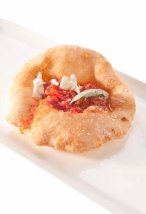 Galleria fotografica






Mezzogiorno in mezzo all’orto, ovvero Crema profumata di latte, radicchio tardivo di Treviso, puntarelle e castraure. Una pizza firmata dal superduo Corrado Assenza, Caffè Sicilia di Noto (Siracusa), e Simone Padoan dei Tigli di San Bonifacio, Verona








Dolce pizza con toma di ragusano e le sue dolci complicità: marmellata di pompelmo rosa e peperoni grigliati canditi. Un'altra soluzione a cavallo tra il dolce e il salato firmata da Corrado Assenza e Simone Padoan








La Salsiccia e cipolla di Beniamino Bilali del Berberè di Castel Maggiore (Bologna). Una pizza del territorio stesa in maniera tradizionale e semplice








Il Sole d'Inverno, ancora di Beniamino Bilali: più estrosa della precedente, unisce chips di pancetta, quenelle di albume di uova di quaglia e i tuorli resi più consistenti dopo una lavorazione in forno. «È la pizza che entra in cucina e la cucina che lavora per la pizza», ha spiegato il giovane bolognese del Berberè





