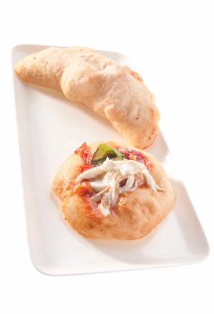 Galleria fotografica






Mezzogiorno in mezzo all’orto, ovvero Crema profumata di latte, radicchio tardivo di Treviso, puntarelle e castraure. Una pizza firmata dal superduo Corrado Assenza, Caffè Sicilia di Noto (Siracusa), e Simone Padoan dei Tigli di San Bonifacio, Verona








Dolce pizza con toma di ragusano e le sue dolci complicità: marmellata di pompelmo rosa e peperoni grigliati canditi. Un'altra soluzione a cavallo tra il dolce e il salato firmata da Corrado Assenza e Simone Padoan








La Salsiccia e cipolla di Beniamino Bilali del Berberè di Castel Maggiore (Bologna). Una pizza del territorio stesa in maniera tradizionale e semplice








Il Sole d'Inverno, ancora di Beniamino Bilali: più estrosa della precedente, unisce chips di pancetta, quenelle di albume di uova di quaglia e i tuorli resi più consistenti dopo una lavorazione in forno. «È la pizza che entra in cucina e la cucina che lavora per la pizza», ha spiegato il giovane bolognese del Berberè








La montanara fritta di Enzo Coccia, titolare de La Notizia, due insegne in via Caravaggio a Napoli. In questo caso, il topping è composto da pomodorini del Piennolo, provola di Bufala, pecorino e basilico





