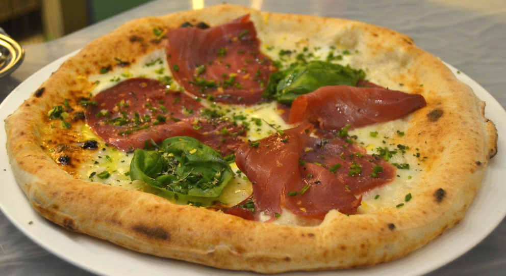 Galleria fotografica






Patrick Ricci, Pomodoro & Basilico, San Mauro Torinese (Torino)

Emozioni - Foie gras con criollo 100%, mostarda di fichi e mousse al caffè. Sottotitolo, l'amore in un morso. Resta in bocca un gusto finale di amaro e dolce, è un po' la sensazione che si prova quando si vive un amore, ma nei momenti un po' tristi, dopo una lite o quando non è corrisposto – foto Luca Appiotti









Simone Lombardi, Dry, Milano

Pizza anguilla al cartoccio, cime di rapa e provola affumicata - Un piatto dalla prevalente nota affumicata data dalla cottura dell’anguilla nel forno a legna. Le cime di rapa ne risaltano: sapidità, grassezza e tendenza amarognola









Leonardo Giannico, Taverna Gourmet, Milano

Pizza polipo e cime di rapa, impasto al nero di seppia – Con vellutata di broccoli calabresi cime di rapa e polipo alla plancia, il tutto accompagnato da un bicchierino di acqua di polipo, lime e pepe nero, per sciacquare la bocca e accompagnare la pizza









Antonio Pappalardo, La Cascina dei Sapori, Rezzato (Brescia)

Pizza da degustazione con tagliatelle di seppia, caco, noce macadamia e frutto della passione - L'abbiamo proposta in anteprima per la serata di beneficienza che abbiamo organizzato a favore della fondazione PInAC ed è piaciuta molto. L'ho creata insieme al mio secondo Matteo Attianese, perché abbiamo visto che in precedenza abbiamo proposto la seppia in alcune pizze ma sempre con poco successo. Quindi cambiando forma alla seppia (prima cotta sottovuoto e poi tagliata con l'affettatrice a mó di tagliatella) ho notato che è stata molto apprezzata









Denis Lovatel, Da Ezio, Alano di Piave (Belluno)

In-fusioni - La pizza inaugura un progetto al quale tengo molto, prevede la creazione di 12 pizze d'autore ideate insieme ad altrettanti importanti chef. Ne proporremo una al mese qui Da Ezio. Questo mese partiamo con una pizza creata insieme a Francesco Brutto di Undicesimo Vineria, premiato di recente come Miglior Chef Emergente del Nordest. Insieme abbiamo pensato una pizza bianca con fiordilatte, topinambur al forno, chips di cavolo nero, succo di cavolo nero, noci e infuso di Pu'er, un particolare tè post-fermentato cinese della regione della Yunnan, che più invecchia e più migliora. Sulla pizza usiamo un Pu'er del 1998 con sentori di noce, cantina, terra e corteccia. In generale è una pizza che gioca sull'armonia e non sui contrasti, i gusti si richiamano a vicenda









Alberto Morello, Gigi Pipa, Este (Padova)

Gennaio nell'orto - La verdura è ovviamente di nostra produzione (broccolo verde, finocchio con aneto, cipolla caramellata, spuma di spinaci e parmigiano, chips di broccolo fiolaro)









Ruggero Ravagnan, Grigoris, Mestre (Venezia)

Cavolo che sarda! - Fiordilatte, cavolo nero, sarda al forno, peperoncino fresco, pane croccante di Petra9, finocchietto









Simone Padoan, I Tigli, San Bonifacio (Verona)

Pizza raperonzoli e pasta di salame - Perché per me è la perfetta trasposizione di ricordi di infanzia in un piatto moderno, capace di attualizzare sapori tradizionali tipici di questo periodo









Renato Bosco, Saporè, San Martino Buon Albergo (Verona)

Aria Affumicata - Aria di pane cotta al vapore con renga affumicata e con crema calda di broccoletto di Custoza. Tradizioni e usanze della cucina veronese vogliono essere riportate in chiave attuale presentando un piatto che si troverà a Saporè nel periodo quaresimale. In molti paesi del Veronese si festeggia la renga (pesce povero) in concomitanza con il mercoledì delle ceneri. Sacro e profano si mescolano









Matto Aloe, Berberè, Bologna (anche Castelmaggiore e Firenze)

Pizza 'nduja di Spilinga, pomodoro, caciocavallo. Una pizza che ha preso posto nei menu di tutte le stagioni in Berberè. Un'evergreen caldo, deciso e accogliente: una pizza del sud









Massimo Gatti, I Due Gatti, Borgo Val di Taro (Parma)

Pizza Don Camillo. E' una delle pizze che comporrà il menu della nuova pizzeria al taglio Pizza di Parma, in posizione centralissima a Parma (apertura entro marzo) che proporremo lungo l'anno con cadenza mensile, per giocare anche con prodotti fuori del nostro territorio in maniera accattivante. E' ispirata alle scorribande e ai luoghi del personaggio di Guareschi: spalla cotta di San Secondo, la crema di Parmigiano-Reggiano (tratto d'unione tra le due province) e le cipolline Borettane (Boretto è un paese nei pressi di Brescello, dove venne sviluppata la storia di Don Camillo) cotte nella Fortana, vino tipico della Bassa Parmense e Reggiana 









Gabriele Bonci, Pizzarium, Roma

Pizza carbonara di carciofi. Una focaccia di cipolle dolci, con sopra una strapazzata di uovo, guanciale e pecorino. Rifinita con qualche carciofo, alla giudia e alla romana. L'ho dedicata a tutte quelle persone che ogni giorno vengono da tutto il mondo per assaggiare la mia pizza. Un boccone di romanità all'ennesima potenza









Stefano Callegari, Sforno, Roma

Bruschetta culo e camicia. Fetta di pane tostato con un velo di burro Occelli, uovo Parisi in camicia e una fetta di culatello Spigaroli sopra. La presenterò da Sbanco, il mio nuovo locale, apertura marzo 2016









Franco Pepe, Pepe in Grani, Caiazzo (Caserta)

Pizza Bucolica. L'ispirazione nasce da un'antica ricetta campana. Alla zucca ed ai fagioli si uniscono il sapore deciso della scamorza affumicata e la nota croccante del radicchio









Ciro Salvo, 50 Kalò, Napoli

50 Kalò (Margherita con scarole). Ingredienti: pomodorini datterini freschi, scarole cotte a vapore, fior di latte di Agerola, olive nere taggiasche, capperi di Salina azienda agrobiologica Salvatore D'Amico, olio extra vergine d'oliva Dop colline salernitane






