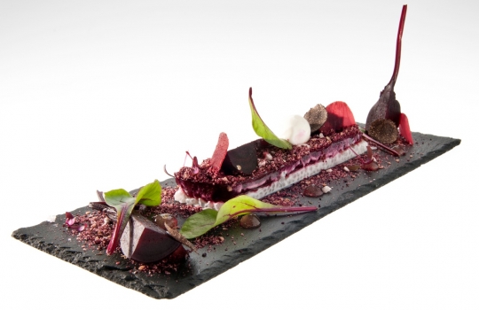 Galleria fotografica






Ricordi di Franco Aliberti dell'Osteria Francescana di Modena: Krapfen alla camomilla con biscotto caramello e caffè. «Morbido come un cuscino da abbracciare», ha spiegato il cuoco








Merluzzo con rafano freddo, mele e cetriolo marinato, un piatto scandinavo estivo di grande freschezza e note leggere firmato da Daniel Berlin, cuoco del Krog i Skåne a Tranås in Svezia








Testa di merluzzo leggermente affumicata con cavolfiore con burro brunito e sale e uova di merluzzo essiccate. Un altro piatto firmato da Daniel Berlin: «Uso la testa del merluzzo perché mi piace la consistenza della polpa umida, morbida e cremosa. Amo cucinare tutte le parti del pesce, branchie e gola compresa»





