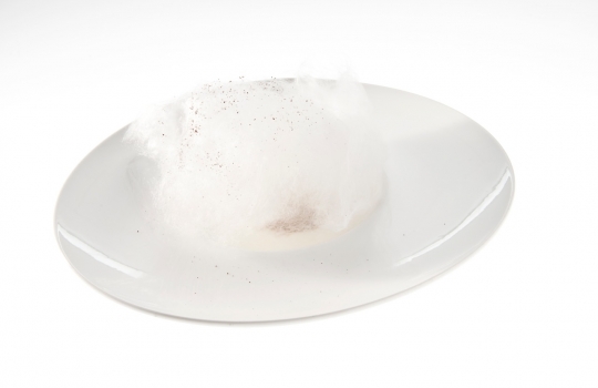 Galleria fotografica






Ricordi di Franco Aliberti dell'Osteria Francescana di Modena: Krapfen alla camomilla con biscotto caramello e caffè. «Morbido come un cuscino da abbracciare», ha spiegato il cuoco








Merluzzo con rafano freddo, mele e cetriolo marinato, un piatto scandinavo estivo di grande freschezza e note leggere firmato da Daniel Berlin, cuoco del Krog i Skåne a Tranås in Svezia








Testa di merluzzo leggermente affumicata con cavolfiore con burro brunito e sale e uova di merluzzo essiccate. Un altro piatto firmato da Daniel Berlin: «Uso la testa del merluzzo perché mi piace la consistenza della polpa umida, morbida e cremosa. Amo cucinare tutte le parti del pesce, branchie e gola compresa»








L'Omaggio alla barbabietola di Lorenzo Cogo, cuoco d'El Coq di Marano Vicentino, Vicenza. «È un piatto che posso servire liberamente», ha spiegato. Ovvero: come superare la rigida divisione delle portate, caratteristica molto italiana





