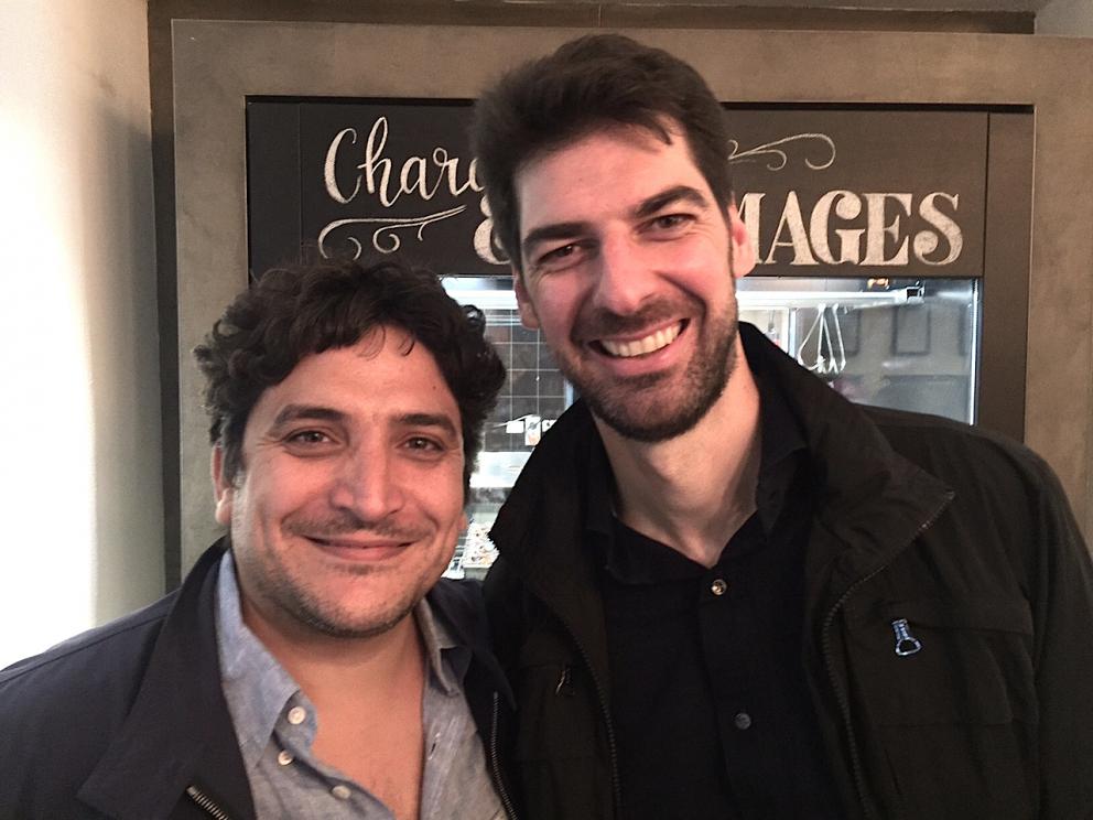 Galleria fotografica






Con l'aereo che sarebbe atterrato all'aeroporto di Melbourne alle 4.20 del mattino di martedì 4 aprile, ha fatto davvero piacere entrare della stanza 1729 del Langham Hotel lungo la South Bank del fiume Yarra e trovarvi della frutta fresca









Lo skyline notturno di Melbourne dalla camera al Langham. Il sole sarebbe sorto un paio d'ore dopo









Prima colazione con vista sul centro di Melbourne e il corso del fiume Yarra









Nicolas Chatenier, responsabile del panel francese nella giuria dei 50 Best, ha invitato stampa, cuochi e amici al Philippe Restaurant in pieno centro di Melbourne. «La Francia e i Fifty hanno avuto in passato relazioni torbulente che stiamo superando e così eccoci qui da uno chef che ha lavorato per anni e anni con Paul Bocuse». In effetti Philippe Mouchel è quanto di più lontano possiamo aspettarci oggi da una tavola contemporanea. Da un eccesso all'altro?









Clement Vachon e Yannick Alléno






