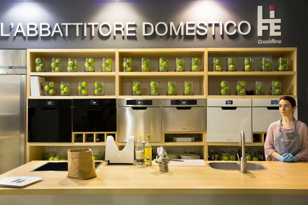 Galleria fotografica






Il viaggio nel mondo di Grana Padano è iniziato il primo giorno di congresso con due degustazioni orizzontali tenute dal Consorzio di Tutela ed è terminato con lo chef Andrea Ribaldone e i suoi sfiziosissimi finger food. La domenica Matteo Baronetto (nella foto con gli GnamBox ed Elisabetta Serraiotto, responsabile Marketing di Grana Padano) ha preparato originali tapas ideate per l'occasione, mentre per la giornata di chiusura il maestro Franco Pepe ci ha regalato la sua personale interpretazione della pizza fritta con il Grana Padano









Durante la pausa lavori, dalle 13 alle 15, lo spazio S.Pellegrino ha offerto ai visitatori del congresso la degustazione di un piatto d’autore: il sabato di Paolo Griffa e Alessandro Rapisarda (nella foto), finalisti rispettivamente della prima e della seconda edizione di S.Pellegrino Young Chef, la domenica un dolce di Loretta Fanella e lunedì il piatto Carciofo&Carciofo di Cristina Bowerman. Domenica alla tavola rotonda Coltivare il talento gli chef Cristina Bowerman, Caterina Ceraudo, Loretta Fanella, Anthony Genovese, Davide Oldani, Ciccio Sultano, Paolo Griffa e Alessandro Rapisarda hanno raccontato storie di successo tra maestri e allievi. E poi è stata da non perdere la specialissima Experience Box...









Giovanni Pellegrino, Alberto Basso e Giuseppe Lo Iudice (nella foto), giovani talenti del Premio Birra Moretti Grand Cru, hanno proposto le loro creazioni ideate in abbinamento con Birra Moretti Grand Cru, rispettivamente: Beer Donuts con Birra Moretti La Bianca, Pancia di maiale iberico, luppolo e Birra Moretti Grand Cru e Anatra alla Birra Moretti Lunga Maturazione, anche in abbinamento









Le miscele iTierra! Origins, in cui si coniugano eccellenza del prodotto, rispetto per l’ambiente e attenzione al sociale e la special edition di “Kafa”, uno dei caffè più pregiati al mondo che nasce nella foresta etiope, sono stati i  protagonisti dello spazio espositivo Lavazza, che ha ospitato un ’esperienza sensoriale con esclusivi aperitivi di food pairing firmati dallo chef Cesare Battisti e dal bartender Dennis Zoppi. A stupire i visitatori l’esclusiva auto “stellata” Smart Forfood, primo ristorante su quattro ruote nato dalla collaborazione tra Lavazza, Mercedes-Benz Italia, Michelin, Focaccia Group e Medici Style, sotto la direzione creativa di Davide Oldani (foto)









Allo stand di Vino Libero & Compagnia, il gruppo Fontanafredda (nella foto, Andrea Farinetti) ci ha raccontato la biodiversità agroalimentare italiana con un viaggio di degustazioni attraverso l’Italia del vino, tra le regioni più importanti del panorama enologico italiano, dal Piemonte fino alla Sicilia









Dopo 4 anni dalla prima edizione è tornato Bread Religion nello spazio Petra Molino Quaglia. Cuochi, pizzaioli, pasticcieri e panettieri hanno accompagnato gli ospiti del congresso lungo un viaggio di profumi e sapori che parte dal grano. Pagnotte da affettare, ciabatte alveolate, focacce salate e dolci lievitati, panini morbidi o con la crosta, impasti di lievito madre con farine Petra macinate a pietra o biologiche, con e senza glutine: queste le forme del pane che i professionisti ospiti hanno farcito per interpretare la loro idea del “viaggio”









Le Cantine Ferrari hanno scelto Identità Golose per continuare il percorso di approfondimento sull’Arte dell’Ospitalità avviato lo scorso anno con The World’s 50 Best Restaurants. Il tema dell’accoglienza, molto sentito da Ferrari che da anni si impegna a valorizzare l’importante ruolo della sala, è stato raccontato sul palcoscenico dell’Auditorium alla scoperta degli elementi che rendono indimenticabile l’esperienza gastronomica. Nella giornata di lunedì lo spazio Ferrari ha offerto degustazioni di Riserve Trentodoc: Perlè, Perlè Bianco, Perlè Nero e Perlè Rosè, abbinati alle creazioni di Alfio Ghezzi, del ristorante Locanda Margon di proprietà della famiglia Lunelli (nella foto, Matteo Lunelli a Identità Milano)









Regione Lombardia ha presentato i suoi prodotti agroalimentari di qualità, un’ampia rappresentanza che si colloca ai primi posti a livello nazionale: 34 prodotti Dop e Igp, 249 prodotti tradizionali di valenza storica, 41 vini tra Docg, Doc e Igt. Allo stand di Regione Lombardia si sono alternati produttori della Valtellina, del territorio comasco e dell’Oltrepò Pavese con degustazioni dei migliori prodotti e vini locali









Il Pastificio Felicetti ha fatto viaggiare la pasta coinvolgendo tre grandi chef al Monograno Diner: Carlo Cracco (nella foto, con Paolo Lopriore) ha presentato un piatto di pasta in chiave italiana, Giorgio Nava ha proposto una cucina sudafricana e Luca Fantin una ricetta ispirata ai sapori del Giappone. Un viaggio tra i sapori del profondo sud e dell’estremo oriente che parte da casa, dall’Italia. Ogni giorno si sono alternati ai fornelli tre giovani cuochi italiani: Lucia Tellone, Sara Preceruti e Antonio Colombo, per interpretare il nuovo nato in casa Felicetti: Il Valentino, lo spaghettone dalle dimensioni più generose









Si è aperto con un omaggio a Iginio Massari (nella foto) l’importante programma dedicato alla pasticceria d'autore che ha visto Valrhona protagonista al congresso. Dossier Dessert è stata l’occasione per osservare il mondo delle pasticcerie secondo la prospettiva internazionale che caratterizza l’approccio di Valrhona, da sempre impegnata a valorizzare l’innovazione e la creatività ponendo al centro il lavoro di tanti giovani professionisti









Alce Nero ha accolto il tema del viaggio costruendo un percorso che parla di materie prime biologiche e di luoghi in cui vengono coltivate. I visitatori hanno incontrato sapori e territori attraverso quattro diverse degustazioni di 12 prodotti, scandite ogni giorno al ritmo di colazione con yogurt, miele e frollini, pranzo con pasta, riso e cereali, merenda con cioccolato, composte di frutta e succhi e aperitivi con olio extravergine di oliva, pomodori e nettari di frutta









Lo spazio espositivo di Autogrill ha ricostruito Bistrot, l’innovativo concept realizzato in collaborazione con l’Università degli Studi di Scienze Gastronomiche di Pollenzo per valorizzare i prodotti tipici e il recupero delle pratiche artigianali. Per accompagnare i visitatori in un immaginario “viaggio lungo un giorno” è stato ricreato un “open-lab” dove riflettere sui nuovi trend del food, attraverso i vari momenti della giornata









«Identità di Champagne è l’appuntamento imperdibile per scoprire il prestigio della più antica Maison de Champagne» ha affermato Andrea Pasqua (nella foto), senior brand manager di Ruinart in Italia. Quest’anno il protagonista è Ruinart Rosé, l’espressione golosa del gusto Ruinart, un elegante connubio tra lo Chardonnay e il Pinot Noir. Le creazioni enoiche dello chef de caves Frédéric Panaiotis hanno mostrato la versatilità dell’abbinamento tra l’alta gastronomia e le bollicine francesi con tre degustazioni giornaliere nel Ruinart Lounge









Berto’s, partner ufficiale per la realizzazione di tutti gli impianti di cottura, ha presentato La Cucina, una nuova divisione su misura che esalta i valori dell’unicità. Vera protagonista sul palcoscenico dell’Auditorium, La Cucina è uno strumento unico, disegnato e realizzato in esclusiva. Allo stand Berto’s si sono alternati cooking show di Paolo Cappuccio, Nicola Dinato e Alessandro Borghese. «Le nostre cucine viaggiano in più di 90 paesi da oltre 40 anni – ha spiegato Enrico Berto - La contaminazione con le altre culture e gli altri mondi è stata fondamentale per portare l’azienda a sviluppare il prodotto che abbiamo presentato a Identità Golose»









Besser Vacuum ci ha illustrato tecniche di cottura sottovuoto e cooking show con degustazioni degli chef Paolo Cappuccio (nella foto) e Marco Marras, assieme alla presentazione del libro dello chef Cappuccio Carne e Foie Gras – Tecniche di cottura e design del piatto, un manuale-ricettario sulle cotture sottovuoto









Anche quest'anno continua la collaborazione con Bragard che ha vestito gli chef con la nuova giacca Grand Chef, che affianca alla versione classica in cotone Piuma Premium il modello Allure in cotone nanotecnologia, novità presentata al congresso assieme alla linea Premium Alain Ducasse By Bragard, nata dalla collaborazione con lo chef tristellato Alain Ducasse









Alessandro Guidi e Cristina Franceschetti vestono con Caraiba le tavole dei migliori ristoranti italiani dal 1993. I loro prestigiosi articoli sono stati utilizzati dagli chef per la presentazione dei piatti sui palchi delle sale del congresso, ma anche per tutti i premi dell'edizione 2017









Chs Group ha confermato la partnership con Comatec, azienda francese leader nella progettazione e realizzazione di articoli monouso di altissima qualità. Al congresso ha presentato una gamma allargata di creazioni all’avanguardia, tra cui un rivoluzionario sacchettino con cannuccia pensato per i cocktail dei locali delle grandi città dove vigono ordinanze sul vetro e contro l’inquinamento






