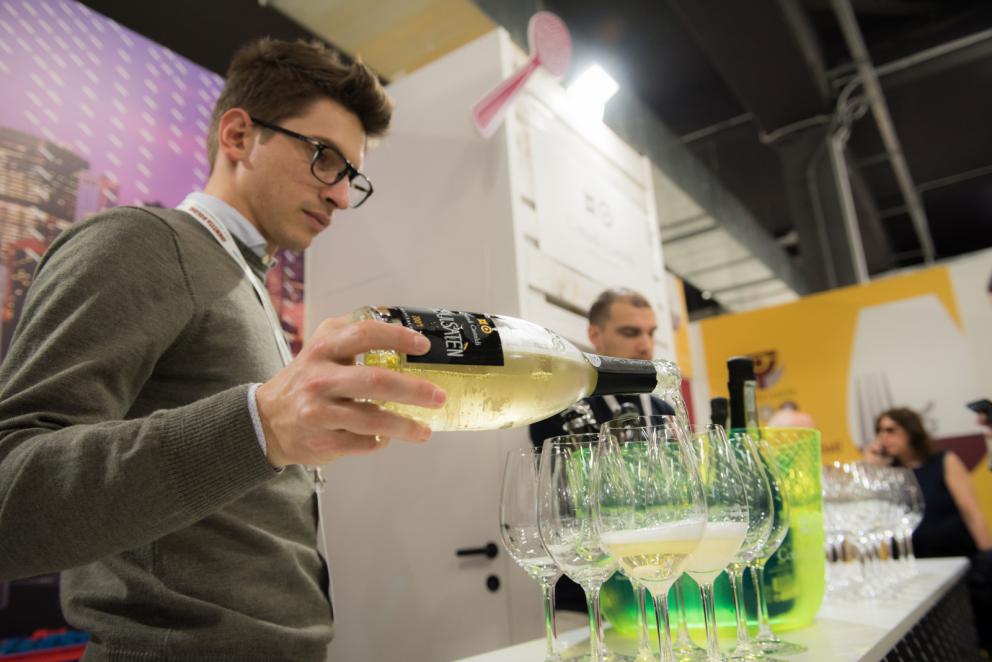 Galleria fotografica






Acetaia Giusti - Il Gran Deposito Aceto Balsamico di Giuseppe Giusti, la più antica azienda produttrice di Aceto Balsamico di Modena fondata nel 1605, ha portato al congresso l’intera Collezione Storica Giusti, una selezione di pregiati aceti balsamici invecchiati fino a 100 anni, assieme a un panettone all’aceto balsamico creato per Acetaia Giusti dall’Antica Pasticceria Muzzi. «Il nostro aceto è sempre in viaggio – ci ha raccontato Claudio Giusti – E' molto interessante vedere come viene utilizzato nelle cucine fusion di tutto il mondo, in Giappone, in Korea e nelle cucine americane e sudamericane». A Identità Golose il Banda Rossa, un aceto balsamico che invecchia in antiche botticelle risalenti al 1600, è stato in assoluto il preferito dagli chef









Agrimontana - Con Agrimontana abbiamo fatto un viaggio tra estetica, ragione e sentimento grazie a diversi appuntamenti con il pastry consultant Emmanuele Forcone che ci ha fatto scoprire forme e strutture in pasticceria; Andrea Tortora, pastry chef, che ha fatto la colomba, preparato la colazione e reinterpretato il pandoro; Diego Crosara, pastry consultant, che ha preparato un Gelato e cioccolato tra dolce e salato; e lo chef Marco Perez che ci ha mostrato un “cibo da favola” in un gioco di molteplici sapori dal gusto unico. Protagonisti i frutti della natura: zenzero candito, amarena chiara, albicocche, pere e olive siciliane candite









Alaska Seafood Marketing Institute (ASMI) - Presenti allo stand di Alaska Seafood i pesci che rappresentano l'eccellenza del gusto, il trionfo della naturalità e, soprattutto, della qualità. Abbiamo scoperto la raffinatezza dei prodotti ittici dell'Alaska: salmone selvaggio, black cod, granchio reale e ikura. Alessio Taffarello, chef di Lile in cucina, ha preparato deliziosi finger food con alcune di queste prelibatezze. Un viaggio meraviglioso dove l'alta qualità della materia prima e la libertà creativa dello chef hanno creato un'esperienza gustativa indimenticabile









Ambasciatori del Gusto - Presenti al congresso anche gli Ambasciatori del Gusto: cuochi, ristoratori, pizzaioli, sommelier, persone di sala, pasticcieri e gelatieri che attraverso il proprio mestiere si sono distinti nella valorizzazione del patrimonio agroalimentare ed enogastronomico italiano. L’associazione Ambasciatori del Gusto è una realtà senza scopo di lucro, espressione dell’eccellenza della ristorazione e della pasticceria italiana









Angelo dello chef - Angelo e Roberta Castellani hanno presentato tutto ciò che può essere utile per uno chef e ristoratore: arredo tavola, forniture complete per cucine professionali, pregiate porcellane, tutto per il finger food, macchinari, specialità alimentari e articoli per la pasticceria









Antica Corte Pallavicina - Come ogni anno i fratelli Spigaroli ci hanno proposto un viaggio di gusto tra i migliori salumi della Bassa Parmense. In primis il mitico culatello di Zibello che ora come 500 anni fa viene prodotto naturalmente, senza conservanti e affinato nelle cantine dell’Antica Corte Pallavicina. La proposta di salumi ha visto inoltre protagonisti il salame gentile, la mariola, il lardo di maiale nero e il “fioccaccio”, assieme a un culatello di Suino Nero di Parma 36 mesi abbinato a un metodo classico della cantina Berlucchi









Artmenu Factory - Con Artmenu Factory abbiamo intrapreso un viaggio all’insegna della qualità e del made in Italy: portamenu e carte dei vini nei materiali più svariati, dall’ecopelle stile canvas all’ecopelle imitazione legno. Lontana da qualsiasi criterio di standardizzazione, l’azienda lavora rigorosamente a mano le proprie realizzazioni coniugando sempre eleganza e funzionalità









Associazione Le Soste - L’associazione Le Soste riunisce ottantacinque tra i migliori ristoranti di cucina italiana nel nostro Paese e nel Mondo. L’idea originaria prese forma nel 1982 durante una cena tra ristoratori amici: alcuni tra i maggiori chef italiani stabilirono di incontrarsi periodicamente per condividere spunti e progetti sull’enogastronomia italiana d’eccellenza e rendere noti ai propri clienti i ristoranti che perseguivano quotidianamente gli ideali di cultura gastronomica, convivialità, accoglienza, cortesia e raffinatezza. Il modello di riferimento furono dal principio le grandi associazioni francesi come Traditions et Qualité e Relais Gourmands. Da allora tanti anni sono passati, ma lo spirito di amicizia tra i diversi soci, nonché il percorso comune teso all’alta qualità, animano ancora oggi i membri Le Soste









Azienda agricola San Pietro a Pettine - L’azienda agricola San Pietro a Pettine è stata presente a Identità Milano 2017 per rappresentare l’Umbria e per raccontare l’eccellenza di un territorio che sta vivendo un momento difficile. Allo stand si sono alternate degustazioni di specialità gastronomiche al tartufo, tra cui il succo di tartufo nero pregiato, ultimo nato in azienda, che ha fatto il suo debutto al congresso









Azienda agricola Valier - Daniele Valier è stato il primo a credere nella valorizzazione della noce verde e ora la sua azienda agricola Valier è la prima e unica a livello nazionale a lavorarla e valorizzarla in ogni sua stagionalità. Allo stand dell’azienda abbiamo conosciuto l’intera linea di prodotti Noce Verde e Noce Secca: farina e pasta di noci, noci sgusciate e olio di noce estratto a freddo dalla spremitura della noce Lara prima qualità









Berlucchi - Berlucchi ha accolto gli ospiti nella sua lounge all black dove, oltre all’assaggio di ’61 Brut, Satèn e Rosè, si sono tenute degustazioni di audaci abbinamenti di salmone Upstream, culatello da maiale nero affinato 36 mesi dell’Antica Corte Pallavicina, con ’61 Nature 2009, Franciacorta non dosato, affinato 5 anni sui lieviti. Cristina Bowerman di Glass Hostaria ha deliziato il pubblico con tre finger in un originale “elogio della purezza”









Bonaventura Maschio - Prime Uve, il prodotto simbolo di Bonaventura Maschio, ha ispirato i cocktail dei bartender in abbinamento alle creazioni di grandi chef. Marco Russo e Wicky Priyan, Flavio Angiolillo e Moreno Cedroni, Mattia Pastori e Marcello Trentini sono stati i protagonisti di “Alambicchi, sorsi e assaggi”, le degustazioni ispirate all’uso versatile di Prime Uve che Bonaventura Maschio ha proposto ogni giorno presso lo stand. Per Prime Uve sono stati anche studiati dei cocktails da Noi di Sala, in particolare da Marco Civitelli e Abdel El Attaoui di Ceresio 7. «Abbiamo raccontato il tema del viaggio con i nostri prodotti e la loro diversità d’origine: alcuni, come la grappa, sono tradizionalmente italiani, altri sono dei gin che parlano un’altra lingua ma noi li abbiamo reinterpretati in chiave tricolore – ci hanno spiegato Anna e Andrea Maschio - I nostri prodotti per la mixology hanno fatto un viaggio che parte dal Messico, dai Caraibi, dall’Inghilterra, dall’Irlanda, per arrivare fino a noi»









Carozzi Formaggi - Shottini di taleggio, limone e Martini, muffin al cioccolato e olive taggiasche accompagnati da primosale, gazpacho e formaggio di capra: Carozzi Formaggi quest’anno ha voluto proprio stupire il pubblico di Identità Golose che ha potuto vivere un viaggio nel mondo del formaggio più raffinato e gustoso. Durante la kermesse, ad accompagnare l’azienda valsassinese c’era lo chef Marco Rossi che con il suo estro ha saputo conquistare i presenti declinando il formaggio in una serie di finger food ricercati. La collaborazione tra Carozzi e lo chef del ristorante Al Rustico di Lambrugo è sfociata nella creazione del libro “Dal mare alla montagna, e ritorno”: uno scrigno composto da una serie di ricette volte a presentare i formaggi Top Level Carozzi sotto diversi punti di vista. I formaggi Carozzi hanno chiuso la tre giorni da protagonisti all’evento Identità di Champagne organizzato da Ruinart









Coltelleria Silvano Collini - Per la prima volta al congresso la Coltelleria Collini ha presentato Ibrà, una nuova linea artigianale e semi-artigianale di coltelleria da chef firmata Silvano Collini. «L’insolita forma a “B” di questi coltelli è un omaggio a Bra, la mia città» ci ha spiegato Silvano Collini, che nei tre giorni di congresso ci ha offerto degustazioni di vini e assaggi di prodotti tipici del territorio delle Langhe e Roero, elaborati e presentati dallo chef Luca Dall'Aglio









Comune di Arenzano – Villa Figoli - La Villa Figoli Des Geneys è la sede per la nuova Accademia di Alta Formazione per l'Hótellerie di Bordo. È la prima scuola in Italia dedicata esclusivamente alla formazione di professionisti dell'hótellerie che lavoreranno sulle navi passeggeri: cuochi, pasticceri, panettieri, animatori, addetti al servizio clienti e altre figure legate all'accoglienza e all'intrattenimento di bordo. L’iniziativa nasce dalla collaborazione tra Regione Liguria, Comune di Arenzano e Fondazione ITS Accademia Italiana Marina Mercantile, che gestisce la scuola con l’obiettivo di promuovere l’eccellenza italiana nel comparto dell’ospitalità di bordo









Consorzio Prugne della California - Il Consorzio delle Prugne della California, realtà che raggruppa 900 coltivatori di susine e 29 confezionatori di prugne che da oltre 150 anni si dedicano alla coltivazione e alla raccolta di questo superalimento di pregio, ci ha fatto scoprire i suoi prodotti con degustazioni giornaliere di prugne, concentrati e puree assieme a brioche e biscotti preparati dallo chef Andrea Valentinetti. Ricche di sostanze nutrienti e considerate estremamente benefiche per la salute e il benessere, le prugne rappresentano il prodotto per eccellenza da tenere anche in cucina. Per questa ragione, sia i cuochi professionisti che quelli meno esperti amano includere le prugne nelle loro creazioni culinarie per sostituire un po’ del burro, dell’olio o dello zucchero nella ricetta









Consorzio tutela Arancia Rossa Igp - Il Consorzio Tutela Arancia Rossa di Sicilia Igp ha proposto una serie di degustazioni dedicate all’arancia rossa, prodotta esclusivamente in Sicilia (a Catania, Enna e Siracusa) grazie alle forti escursioni termiche. Il Consorzio, che conta oggi oltre 600 soci fra produttori e confezionatori per 6.500 ettari di coltivazione certificata, ha l’obiettivo di tutelare, promuovere e valorizzare Tarocco, Moro e Sanguinello che, con le varie cultivar, sono le varietà di arancia rossa previste dal disciplinare di produzione






