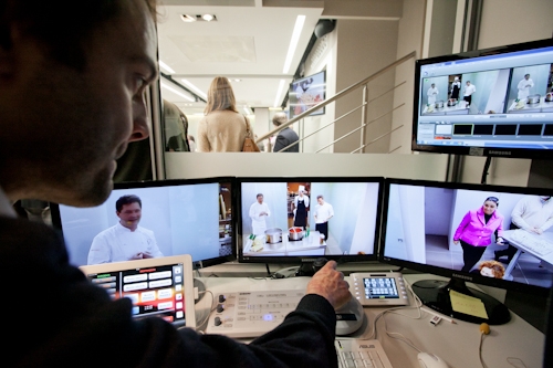 Galleria fotografica






Il nuovo ConviviumLab








Lola Torres e Maria Letizia Basani, due delle docenti del ConviviumLab








ConviviumLab, il nuovo progetto di Arte del Convivio e Identità Golose








Chicco Cerea anima la prima giornata di open day








Cooking show in preparazione








Da sinistra, Paolo Marchi, Chicco Cerea e il suo stretto collaboratore Paolo Rota








Il pubblico assiste al cooking show di Chicco Cerea








Cerea alla postazione Inoxpiù








I golosissimi paccheri





