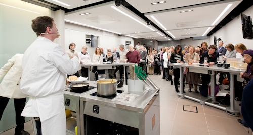 Galleria fotografica






Il nuovo ConviviumLab








Lola Torres e Maria Letizia Basani, due delle docenti del ConviviumLab








ConviviumLab, il nuovo progetto di Arte del Convivio e Identità Golose








Chicco Cerea anima la prima giornata di open day








Cooking show in preparazione








Da sinistra, Paolo Marchi, Chicco Cerea e il suo stretto collaboratore Paolo Rota








Il pubblico assiste al cooking show di Chicco Cerea








Cerea alla postazione Inoxpiù








I golosissimi paccheri








La postazione regia che coordina le riprese delle tre telecamere computerizzate








Chicco Cerea e Paola Valeria Jovinelli






