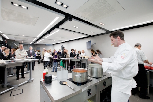 Galleria fotografica






Il nuovo ConviviumLab








Lola Torres e Maria Letizia Basani, due delle docenti del ConviviumLab








ConviviumLab, il nuovo progetto di Arte del Convivio e Identità Golose








Chicco Cerea anima la prima giornata di open day








Cooking show in preparazione








Da sinistra, Paolo Marchi, Chicco Cerea e il suo stretto collaboratore Paolo Rota








Il pubblico assiste al cooking show di Chicco Cerea





