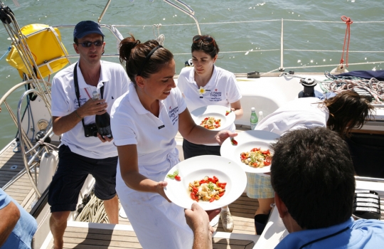 Galleria fotograficaLa regata segue un percorso di 12 miglia, dal Lido di Venezia all'Isola di San Giorgio
&nbsp;La regata in corsoGli chef fanno la spesa per la cambusa, qui Roberto Petza, chef del ristorante S'Apposentu di Casa Puddu a Siddi (Oristano)