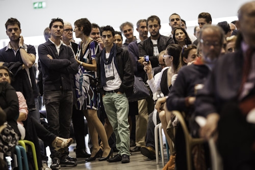 Galleria fotograficaHangar Bicocca, via Chiese 2, Milano. Per la prima volta teatro della presentazione della Guida di Identit&agrave;, &egrave; uno spazio polifunzionale nato nel 2004 dalla riconversione a spazio d&rsquo;arte contemporanea di un ex stabilimento appartenuto alla BredaAperto da gioved&igrave; a domenica, dalle 11 alle 23L'Hangar &egrave; anche HB Kids, programma di attivit&agrave; concepito apposta per i bimbi dai 12 ai 14 anni e le loro famiglie&nbsp;I Sette Palazzi Celesti di Anselm Kiefer, mostra permanente dell'HangarCon le permanenti, anche splendide mostre temporanee come Unidisplay di Carsten Nicolai, a&nbsp;cura di Chiara Bertola e Andrea LissoniSedie in attesa della conferenza di Identit&agrave;Claudio Scavizzi, regista di produzione, Magenta BureauRiunione pre-conferenza: Cinzia Benzi, colonna commerciale di Identit&agrave; Golose e Paolo MarchiAll'accoglienza: Annalisa Bianchi ed Elisa Pella di Magenta BureauClaudio Ceroni, presidente di Magenta Bureau, l'altra met&agrave; di Identit&agrave; GolosePaolo Marchi, l'altra met&agrave; di Identit&agrave; Golose, curatore della GuidaMain sponsorCarlo Cracco, ristorante CraccoOre 10.30, la sala inizia lentamente a riempirsi