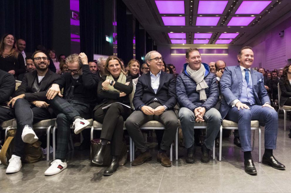 Galleria fotografica






Giovane famiglia. Angelo Cremonini di Olitalia premia Valeria Piccini, Andrea e Maurizio Menichetti, Da Caino - Montemerano (Grosseto)









Sorpresa dell’anno. Anna Maschio di Bonaventura Maschio premia Federico La Paglia di Sikélaia – Milano 









Il miglior cestino del pane: Piero Gabrieli, responsabile marketing di Molino Quaglia premia Francesco Apreda con Simona Piga , pasticciera e responsabile dei lievitati, Imàgo dell’hotel Hassler – Roma 









Il miglior chef pasticciere: Igor Maiellano, direttore vendite di Valrhona, premia Ascanio Brozzetti de Le Calandre – Rubano (Padova)









Il miglior chef straniero. Sara Peirone, Top Gastronomy Manager Gruppo Lavazza premia Oriol Castro, Mateu Casañas e Eduard Xatruch di Disfrutar – Barcellona









Il miglior sous-chef. Elena Bacchini, direttore marketing Divine Creazioni-Surgital premia Davide Di Fabio e Takahiko Kondo, Osteria Francescana – Modena









Il miglior food writer. Alessandro Guidi e Cristina Franceschetti premiano Annalisa Zordan del Gambero Rosso









Il miglior maître. Virginia Stancheris, pr, sponsorizzazioni ed eventi di  Kettmeir premia Mario Vitiello, Il Comandante dell’Hotel Romeo – Napoli 









La migliore sommelier. Carlo Boschi, responsabile Veuve Clicquot Italia premia Ramona Ragaini di Andreina - Loreto (Ancona)









Il miglior sommelier. Francesco Zonin, executive vicepresident di Zonin 182, premia Manuele Pirovano, D’O – Cornaredo (Milano)

 









Birra in cucina. Paolo Merlin, Heineken e Fondazione Birra Moretti premia Michelangelo Mammoliti, La Madernassa - Guarene (Cuneo)









La migliore chef. Elisabetta Bracci, marketing manager premium brands di S.Pellegrino premia Marta Scalabrini, Marta in Cucina - Reggio Emilia









Il miglior chef. Elisabetta Serraiotto, responsabile marketing e comunicazione del Consorzio Grana Padano premia Matias Perdomo e Simon Press di Contraste – Milano









-


















































