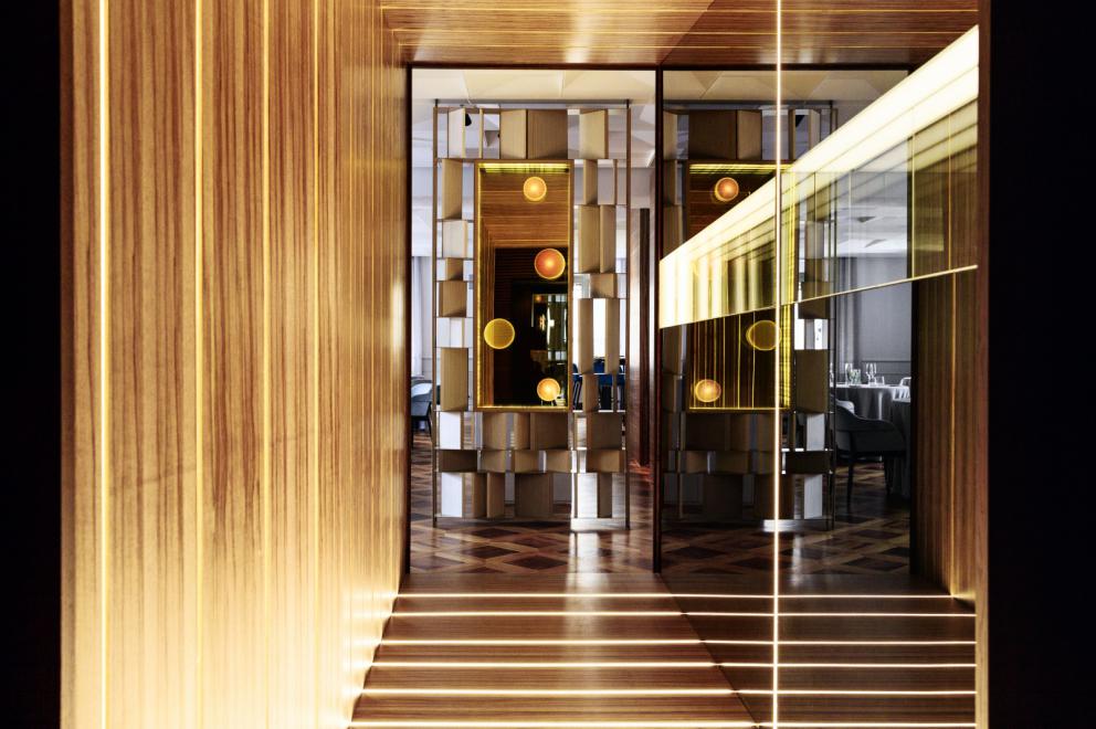 Photogallery






A new Lorenzo Cogo at the new El Coq, since July 2016 in the heart of Vicenza









At the entrance, the Carlton library by Ettore Sottsass, a great designer, founder of the  Memphis Group. In fact, it is entirely made in sugar, the work of artist Marco Chiurato

 






