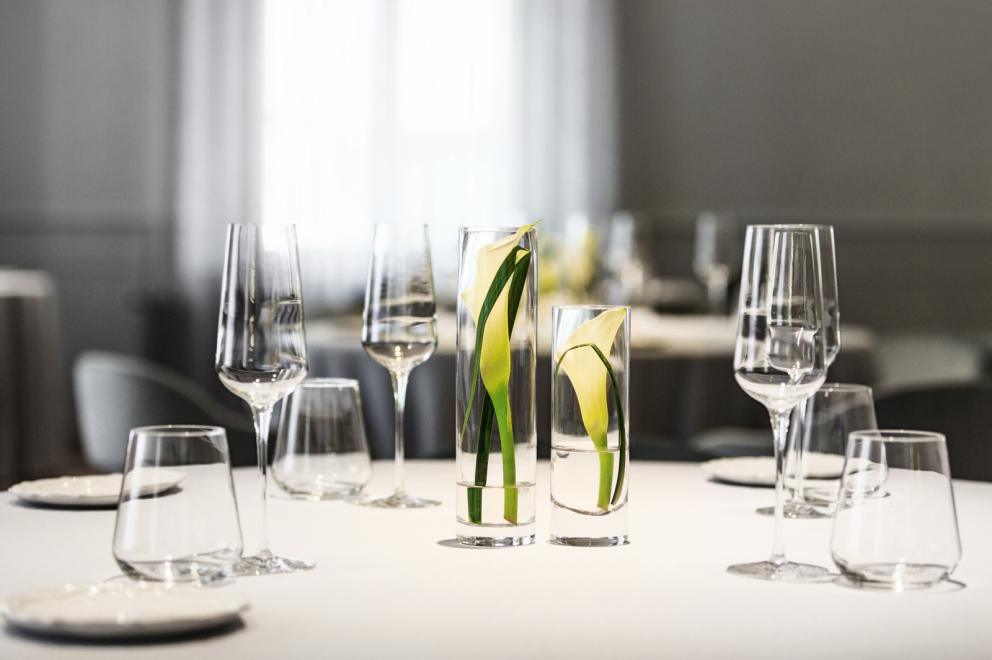 Photogallery






A new Lorenzo Cogo at the new El Coq, since July 2016 in the heart of Vicenza









At the entrance, the Carlton library by Ettore Sottsass, a great designer, founder of the  Memphis Group. In fact, it is entirely made in sugar, the work of artist Marco Chiurato

 









We get to the first floor: the perspective at the entrance recalls the depth of Palladio’s works









The elegant dining room






