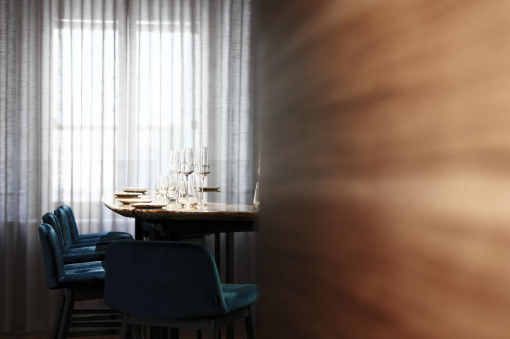 Photogallery






A new Lorenzo Cogo at the new El Coq, since July 2016 in the heart of Vicenza









At the entrance, the Carlton library by Ettore Sottsass, a great designer, founder of the  Memphis Group. In fact, it is entirely made in sugar, the work of artist Marco Chiurato

 









We get to the first floor: the perspective at the entrance recalls the depth of Palladio’s works






