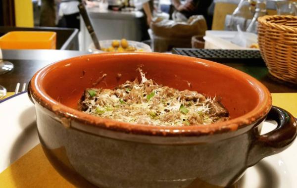 Galleria fotografica






Trippa fritta. Il primo piatto icona del locale









Vitello tonnato. Altro piatto icona









Midollo alla brace. Terzo piatto icona









Uovo morbido, animelle e bietoline all'erba di San Pietro









Ventresca di tonnetto ala lunga alla brace, cipolle agrodolci, capperi e rosmarino









Zucca di Hokkaido in carpione e bagna cauda









Uova di seppia arrostite, tarassaco, cicoria e bottarga di tonno









Baccalà, crema di ceci e cavolo nero









Insalata russa









Cardo gobbo gratinato e uova di aringa affumicate









Terrina di fegatini di pollo, saba e marmellata di cipolle alla menta









Risotto allo zafferano e midollo alla brace









Ravioli ripieni di ricotta di pecora e tarassaco, ricci di mare e erba cipollina









Gnocchi al ragù









Risotto all'aceto invecchiato, tarassaco, cicciolata e pepe nero









Mezze Maniche con pajata









Verdure bollite e bagna cauda









Beccaccia arrosto









Baccalà, lenticchie e pancetta stufata di mora romagnola (autoprodotta)









Granelle di agnello fritte, radicchio di Verona brasato al Valpolicella e salsa al gorgonzola









Frontali di ricciola nel guanciale alla brace, crema di cicerchie e rosmarino









Animelle croccanti, radicchio tardivo confit, cedro candito e liquirizia









Anguilla in carpione al dragoncello









Polenta gialla, salsiccia moretta e verza









Polenta bianca e garusoli al limone









Vignarola: fave, carciofi, lattuga romana, guanciale, cipollotto e pecorino romano









Asparagi, uova di quaglia, senape e cerfoglio









Diaframma di cavallo alla brace, crema di cipolle di tropea, crescione d'acqua









Fritto di leccia: cuore, fegato e lattume






