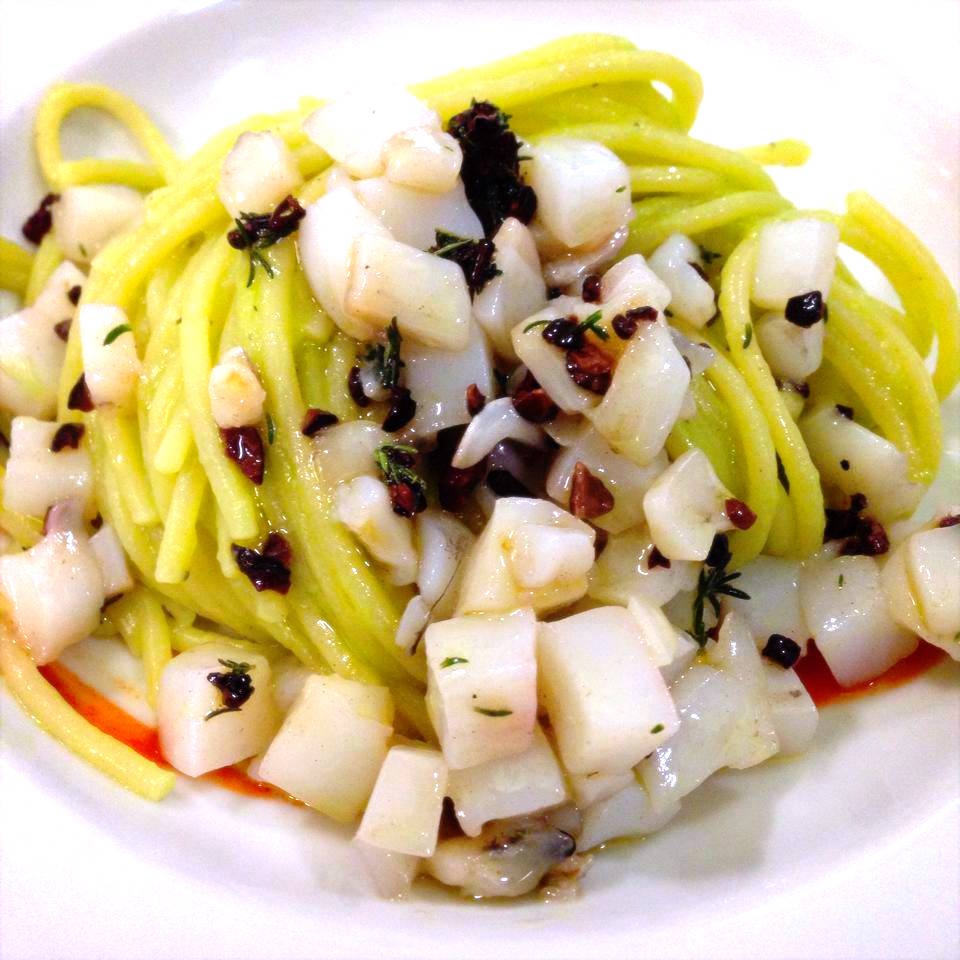 Galleria fotografica






Giuseppe Causarano, Locanda Gulfi, Chiaramonte Gulfi (Ragusa)

Palamita affumicata con foglie di vite, melagrana e azzeruole - Il piatto nasce dalle escursione sul letto del fiume Irminio, territorio sconosciuto e incontaminato che si addentra tra i Monti Iblei e sfocia a Donnalucata, dove poter raccogliere frutti, fiori e erbe selvatiche. Racconta la biodiversità di una terra fantastica come la Sicilia, lavorando uno dei pesci cosiddetti "poveri" come la palamita utilizzando dei prodotti dimenticati come le azzeruole. Il supporto del piatto disegnato da me e realizzato da un artigiano di Modica Giovanni Cerruto ricorda i ciottoli del fiume Irminio









Pino Cuttaia, La Madia, Licata (Agrigento)

Memoria visiva - E' il mio ricordo in una fetta di tonno rosso di Sicilia. Quando ero piccolo mio nonno, che era un ottimo cuoco, marinava con un po' di limone la paillard di vitello, prima di cuocerla. Faccio lo stesso col tonno, ma non lo cuocio anche se l'aspetto è simile, l'impressione della cottura è data proprio dalla marinatura. Se capita lascio che si trovi nel piatto anche il seme del limone: le mamme non si curavano mai se qualche seme cadeva nel piatto. Così presento la ricetta con una volontà evocativa di una quotidianità familiare, che è vita









Peppe Bonsignore, L’Oste e il Sacrestano, Licata (Agrigento)

Evoluzione di un'insalata di mare - Polpo cotto nel tè verde, seppia intagliata, gambero rosso di Licata il tutto servito su una crema di carote e un caramello di soia ottenuto dalla cottura dei cefalopodi. Ricordo che da bambino odiavo il polpo, fin quando mia mamma non decise di farlo con i sottaceti, dove primeggiava la carota, così iniziai ad assaggiarlo. Da quella memoria sono partito; così ho iniziato a lavorare sull'inserimento della carota. Tutto ebbe inizio nel 2009 e ogni anno modifichiamo la ricetta. Studiamo le cotture, aggiungiamo sempre qualche pesce, l’affumicatura del polpo viene fatta con ramoscelli di rosmarino secchi. La buccia di mandorla dona quel profumo di forno a legna che rievoca le nonne. Insomma oggi, nel 2016, dopo 7 anni, non diciamo mai che è una preparazione perfetta, perché è in continua evoluzione









Emanuele Russo, Le Lumìe, Marsala (Trapani)

Filetto di ombrina cotto a bassa temperatura con olio nuovo e miele di timo - Un piatto che unisce il gusto delicato del pesce alla dolcezza del miele e al piccante olio di Nocellara del Belice (la tradizione del pesce con l'innovazione della cottura a bassa temperatura)









Accursio Craparo, Accursio, Modica (Ragusa)

China su te - E' un divertimento che ammalia la vista prima di sorprendere il gusto: rompendo un bottone di seppia che racchiude il suo nero, restiamo ad ammirare la china che fluttua nel brodo di alghe, zenzero e tè nero, come nell'antica arte giapponese del suminagashi









Peppe Barone con Ninni Radicini, Fattoria delle Torri, Modica (Ragusa)

Sovrapposizioni autunnali di fava e fagiolo - Sovrapporre vuol dire in chiave compositiva la necessità, l'aspirazione di ogni essere umano di elevarsi, spingersi verso il cielo, in alto. D'altra parte congiungere due legumi di capitale importanza dà il senso del lavoro del cuoco, che è quello della sintesi di pensiero. Abbinarli alle erbe spontanee era una necessità oggi quasi obbligatoria. Il cuoco unisce sempre e mai separa






