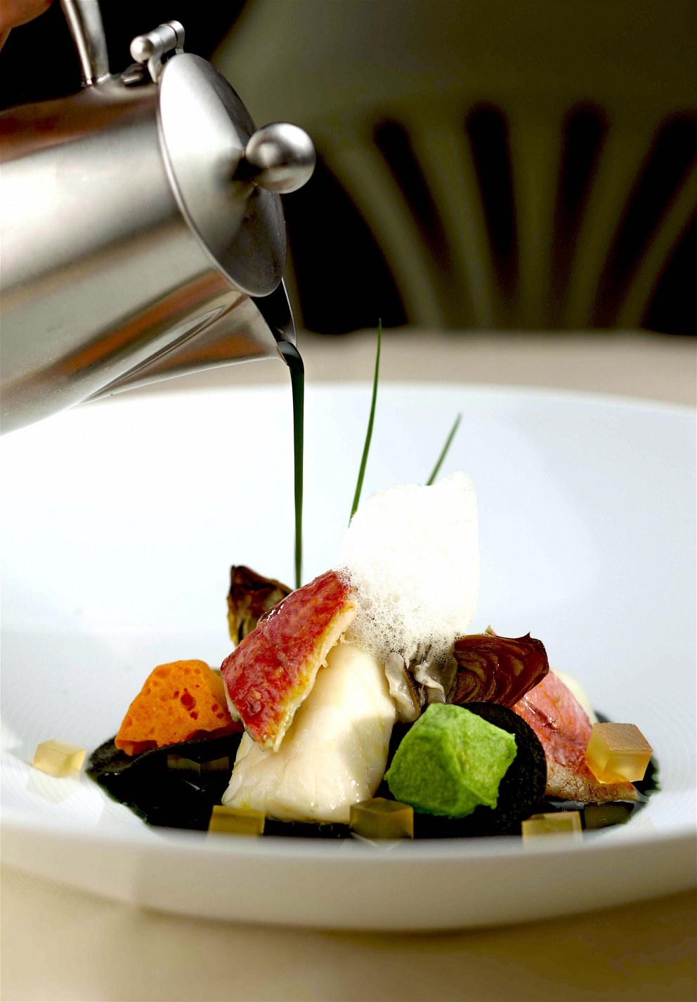 Galleria fotografica






Giorgio Damini, Damini & Affini, Arzignano (Vicenza)

La mia caesar salad - L'idea è sicuramente nata dopo le mie esperienze londinesi, quando ho scoperto come una salsa cambi completamante il gusto dell'insalata. Quindi ho cercato di esaltare tutti gli ingredienti dividendoli uno per uno, senza mescolare nulla, poi un pizzico di macelleria con la carne disidratata al posto del pollo e, dulcis in fundo, il pane di Eugenio Pol









Alessandro Dal Degan, La Tana, Asiago (Vicenza)

Crudo di anatra fiammeggiata, topinambur, foglie di faggio e sorbo dell'uccellatore - E' un piatto che per tonalita amaro-salate e per quelle dei colori è un simbolo della stagione fredda e della monocromia invernale. Un omaggio alla lentezza









Alessio Longhini, Stube Gourmet dell'hotel Europa, Asiago (Vicenza)

Riso carnaroli mantecato alla crema di topinambur, crudo di ricciola, caramello di birra stout, uova di salmone - Piatto che rispecchia le mie esperienze. Raccoglie gusti e consistenze diversi tra loro









Alfio Ghezzi, Locanda Margon, Trento

Non aglio e olio, non cacio e pepe, ma insolito Trentino - Spaghetti Monograno Felicetti, TrentoDoc Ferrari Perlé, Trentingrana e olio extravergine Garda Trentino Dop Uliva... Un piatto che nasce sulla suggestione di Bottura: «...ma siamo proprio sicuri che la tradizione sia rispettosa del territorio?». E che si sviluppa attraverso la tecnica dei due classici, aglio e olio e cacio e pepe, declinati però in chiave trentina









Giuliano Baldessari, Aqua Crua, Barbarano Vicentino (Vicenza)

Mungotto alle capesante, artemisia e argilla - Lo propongo perché offre un punto di vista diverso sul mondo del risotto. Il mungotto è il nome che ho dato al "risotto" fatto con i fagioli mung al posto del riso









Lionello Cera, Antica Osteria Cera, Campagna Lupia (Venezia)

Spaghettino freddo con cavolfiore, champagne rosé, scampo e ostrica - Un piatto che nasce dopo avere cotto il cavolfiore assieme ai gusci delle canocchie. Ho pensato di conferirgli acidità e ho fatto ridurre dello champagne con anice stellato. Poi scampo crudo battuto e un pezzo di ostrica per ricordare il mare in purezza









Nicola Dinato, Feva, Castelfranco Veneto (Treviso)

Risotto al broccolo di Bassano, cannocchie, mandarino, alici - "...with tangerine trees and broccoli skies..". Citiamo, modificandola, una frase del brano Lucy in the Skies with Diamonds, dei Beatles. Proponiamo l'italianità in un primo piatto invernale, che coglie spunti dal territorio limitrofo (il broccolo di Bassano del Grappa, le cannocchie della Laguna di Venezia), ma anche da altrove (i mandarini siciliani, la colatura di alici di Cetara). Il tutto unito da un grande riso, il Principato di Lucedio









Giuseppe D’Aquino, Oseleta, Cavaion Veronese (Verona)

Spaghetti al pomodoro del piennolo, burrata e scorza di limone – Un piatto che nella sua semplicità è diventato il must del ristorante Oseleta. Un piatto per il quale a detta di tanti vale la pena fare il viaggio









Riccardo Gaspari, El Brite de Larieto, Cortina d'Ampezzo (Belluno)

Spaghetto di montagna - Il profumo del bosco sfida la tradizione italiana in un semplice spaghetto aglio e olio









Donato Episcopo, La Corte dell'hotel Villa Abbazia, Follina (Treviso)

Mandorla di Toritto, composta di fichi “paradiso”, spugna all’alloro e gelato moka - Questo dessert nasce da un capriccio di mia mamma che, durante un mio viaggio, decise di mettermi di nascosto, in valigia, un vasetto di fichi secchi. Non so come fece a passare i controlli in aeroporto e comunque quando lo trovai fu una bella sorpresa. Mi ricordo che da ragazzo, quando andavo a casa delle zie o dei nonni, con il caffè offrivano dei fichi secchi con al centro una mandorla e un pezzettino di foglia di alloro (usanza della mia terra, che è il Salento)









Alberto Basso, 3Quarti, Grancona (Vicenza)

Risi e latte, miele, sfere di birra al lampone e ribes - Riso e latte è la tradizione, il cibo povero per eccellenza nelle nostre zone. Siamo partiti quindi da questo e dalla semplicità per sviluppare un dolce inusuale e per certi versi anche un po' estremo. Il riso viene cotto nel latte e mantecato col gorgonzola, per dare un po’ di sapidità, e miele del bosco di Rigoni di Asiago. Lo serviamo con lamponi disidratati, ribes e sfere di birra al lampone









Nicola Portinari, La Peca, Lonigo (Vicenza)

Anguilla in forno di braci con guava e tamarindo - L'anguilla è difficile da affrontare per la clientela a causa della sua grassezza. Quindi la sfida è creare un piatto da consigliare per poi ricevere complimenti e la conseguente voglia di mangiarlo di nuovo. Risulta croccante fuori e morbido dentro, con la guava che con la sua fresca tannicità doma la parte grassa dell'anguilla, mentre il tamarindo addolcisce e rende raffinato e vellutato il suo sapore rustico e leggermente terroso









Leandro Luppi, Vecchia Malcesine, Malcesine (Verona)

Raviolo aperto di spaghetti, lago e zafferano - Un chiaro omaggio al Marchesi del Raviolo aperto e allo Scabin dello spaghetto cotto in sottovuoto. In più, il mio lago









Lorenzo Cogo, El Coq, Marano Vicentino (Vicenza)

Ritorno alla sapidità - Alice sotto sale, rapa, dragoncello, kiwi fermentato, petali di carciofo e umibudo









Piergiorgio Siviero, Lazzaro 1915, Pontelongo (Padova)

Scam-pato verso i colli – Uno scampo di Chioggia tostato in saor, noce salata e tarassaco, chips di topinambur. Risalendo dalle valli di Chioggia lungo il Bacchiglione, il percorso tra storia e identità del mio territorio









Massimiliano Alajmo, Le Calandre, Rubano (Padova)

Mozzarella di mandorle - Una finta mozzarella di pasta cotta di zucchero, miele e albume soffiato come uno zucchero filato, senza l’utilizzo di coloranti o altri elementi artificiali. La ricostruzione olfattiva del piatto rimanda a una vera mozzarella per la presenza dell’acqua, dell’olio extra vergine di oliva, dell’origano e dei canditi vegetali. Ironia e immaginazione per travestire la mandorla e proiettarla in un’altra dimensione, per far riscoprire in pochi istanti una sensazione lattico-tattile-olfattiva e visiva in un dolce che non contiene nemmeno una goccia di latte – foto Bob Noto









Pierchristian Zanotto, Gambrinus, San Polo di Piave (Treviso)

Gamblù – E’ il nostro "blu" vegetale affinato in bacche di uva rabosa bio, sedano rapa e pane al pepe rosa. Seguendo il nostro percorso di cucina etica e responsabile, senza rinunciare alla golosità dei grandi formaggi









Oliver Piras e Alessandra del Favero, Aga dell'hotel Villa Trieste, San Vito di Cadore (Belluno)

Linguine, mirtilli, luppolo e salsiccia di manzo cruda - Abbiamo ricreato con due varietà di mirtilli diverse lo stesso ph del pomodoro e il condimento ricorda il classico sugo alla campidanese delle mie zone d'origine









Fabrizia Meroi, Laite, Sappada (Belluno)

Piatto del Piave - Salmerino leggermente marinato, yogurt alla camomilla di fiume, salsa di patate dolci e olio al crescione, meringhe all'alga spirulina e caramella effervescente.
Il piatto è dedicato al fiume che nasce a Sappada. Nel 2015 ricorreva inoltre il centenario della Prima Guerra Mondiale, evento storico che ha visto protagonista proprio il Piave






