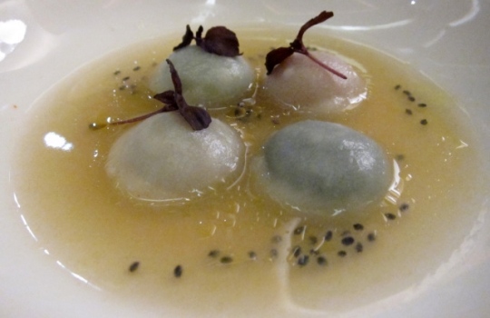 Galleria fotografica






Ravioli di latte di capra con funghi porcini alle erbe (1997)
La madre di tutte le paste ripiene craccobaronettiane.  Genesi 1997, in pieno fermento creativo alle Clivie. "E' il primo esempio di raviolo a bottone - rammenta Baronetto - Ricordo che andavo nel weekend a Giaveno, armato di tanica di plastica a comprare il latte di capra da un piccolo produttore. La cagliata era la farcia del raviolo: a contatto col caldo della cottura il ripieno si liquefaceva». Pasta ripiena d’estro ante-litteram. Un primo tornato in carta spesso negli anni milanesi. Prossimamente con asparagi verdi e tartufo nero (foto Italy behind the obvious)








Spaghetti fritti con composta di pomodoro e basilico fritto (2002)
Gli spaghetti sono cotti normalmente e poi fritti. Interessante la composta di pomodoro impigliata: si ottiene cucinando le solanacee interee in forno, su un letto di sale. Una volta scolate, ne rimane solo la polpa, un concentrato di gusto che poi si trita, condisce e incastra tra i rami di grano duro e il basilico fritto (Foto Bob Noto)








Rigatoni fritti, crema di broccolo e cozze (2003)
Anche qui, la pasta è cotta e poi fritta per un paio di minuti in padella, "come fosse una patatina". Troviamo così per la prima volta i rigatoni, un formato molto apprezzato da C&B: "E' per l'aria, per la cavità che racchiudono: sono belli e intrappolano il condimento, come dei mini-cannelloni" (Foto Bob Noto)








Garganelli d'uovo marinato alla amatriciana (2004)
I Garganelli al ragù sono la prima declinazione della tecnica dell'uovo marinato su un primo piatto: la denaturazione delle proteine del tuorlo, marinato nel sale e nello zucchero, origina una consistenza solida. E' l'affermazione dell'uovo come icona della cucina di Cracco. Dal 2004, la tecnica incontrerà numerose applicazioni ed evoluzioni: vedi il piatto in foto, oppure i celebri Spaghetti d’uovo marinato, ricci di mare e caffè (2009). E un terzo esempio ancora più recente alla fine di questa stessa gallery (foto Made in Photos)








Paccheri di gruyère (2004)
Un esempio di pasta non-pasta, un filone che negli anni ha coinvolto diversi cuochi (poco, a dire il vero, C&B). "Pasta non-pasta" perché, in questo caso, i paccheri non sono di grano duro ma di gruyère, formaggio svizzero. Il "pacchero" è servito su un'insalata. E' un piatto d'intermezzo, non confinabile al regno dei primi (Foto Bob Noto)








Tagliatelle di patate, alici e broccoli (2004)
Le tagliatelle sono in realtà gnocchi dalla forma allungata. Sono lasciate asciugare in cella e cotte normalmente. Il gusto è più dominante di quello di una tagliatela all'uovo. In stagione, ben accette le lamelle di tartufo (Foto Bob Noto)








Ravioli ripieni di maionese con ricci di mare e semi di basilico (2006) 
Evoluzione del piatto partorito alle Clivie (1997), non è un raviolo ma un bottone. E' fondato sul concetto di sottrarre pasta, il bordo del raviolo che comunemente eccede. E il condimento diventa contenuto, altro topos del procedere craccobaronettiano. In questo caso, la maionese è appena intiepidita (ma non si scioglie) ed esprime tutta la sua godibile grassezza e condimento (Foto Bob Noto)








Ravioli di broccoletti cotti sul rosmarino, semi di basilico e frutti di mare (2008) 
Un raviolo ottenuto con una tecnica interessante perché è cotto per affumicatura sul rosmarino. E così anche i frutti di mare, che cuociono per calore indiretto (foto Paolo Marchi)








Rigatoni, lattuga alla liquirizia e burro all'olio grattugiato (2009) 
Il burro all'olio è un altro importante capitolo della saga, aperto con l'ultima edizione de Lo Mejor de La Gastronomia ospitata a San Sebastian (ora è Alicante): Matteo Baronetto vinse il concorso internazionale dedicato all'extravergine di oliva con una Crema bruciata all'olio di vaniglia, seppia e garusoli. La vera novità è in quell 'burro all'olio', burro di cacao e olio crudo raffreddato, in questo caso grattuggiato sopra a rigatoni freddi, in una sorta di insalata di pasta con condimento semisolido e lattuga impanata nella polvere di liquirizia. Un altro scintillante antipasto/intermezzo (foto Brambilla/Serrani)








Timballo del Gattopardo (2009)
"Va bene l'uovo marinato e tutto il resto: ma perchè non provate a cimentarvi col Timballo di Maccheroni del Gattopardo? Quella sì è una ricetta coi contro*****", provocò il cliente gourmet. Non dirglielo due volte a C&B che son già lì a studiare e provare. Il risultato è in questo magnifico timballo che, più che sottrarre, stipa: rigatoni cotti, salsa al pomodoro, piselli, prosciutto, funghi secchi, rigaglie di pollo e coniglio... "cintare e tappare di pasta frolla tutto questo era già indice di grande creatività", commenta Baronetto, "del resto i Siciliani, già nel Seicento cucinavano l'anguilla con il coniglio"  (foto Altissimo Ceto)





