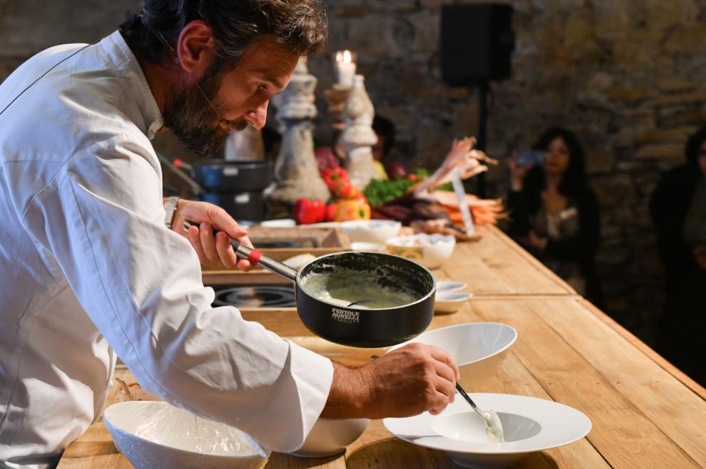 Galleria fotograficaTeatro dell'evento di&nbsp;East Lombardy, il&nbsp;monastero di Ast&igrave;no,&nbsp;Bergamo.&nbsp;E'&nbsp;un complesso conventuale plurisecolare di origine&nbsp;vallombrosana&nbsp;non pi&ugrave; attivo e&nbsp;restaurato nel 2015.
Alcuni degli illustri cuochi che hanno preso parte all'evento. Si riconoscono&nbsp;Carlo Cracco,&nbsp;Chicco Cerea,&nbsp;Tonino Cannavacciuolo&nbsp;e&nbsp;Bobo Cerea
L'affluenza ad "Astino nel Gusto": oltre 4mila partecipanti in&nbsp;3 giorni, 1.100 solo nell'evento di domenica
Ha aperto le danze&nbsp;Antonia Klugmann,&nbsp;L'Argine&nbsp;di Venc&ograve; (Gorizia),&nbsp;proponendo il suo&nbsp;Orzo, farro e radice amara.
Davide Oldani&nbsp;del ristorante&nbsp;D'O&nbsp;di Cornaredo (Milano), al fianco di&nbsp;Lisa Casali.&nbsp;L'autore della cucina Pop ha mostrato a tutti l&rsquo;importanza di lavorare con materie prime buone perch&eacute;, anche se povere, sono in grado di dare origine a piatti emozionanti.
Heinz Beck,&nbsp;La Pergola&nbsp;del Rome Cavalieri, Roma, 3 stelle Michelin,&nbsp;ha preparato &ldquo;Fontana o Pomodoro?&rdquo;: pomodoro, tonno fresco, semi di chia, capperi e chinoa soffiata. Un piatto concettuale, ispirato ai due grandi artisti evocati nel titolo
Tonino Cannavacciuolo,&nbsp;Villa Crespi&nbsp;(Orta San Giulio, Novara)
Chicco Cerea&nbsp;e&nbsp;Paolo Rota,&nbsp;Da Vittorio&nbsp;(Brusaporto, Bergamo):&nbsp;i padroni di casa preparano uno dei piatti protagonisti della serata di domenica: Risotto con lo Strachitunt
